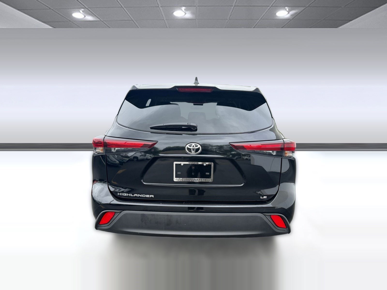 2025 Toyota Highlander LE - Photo 10