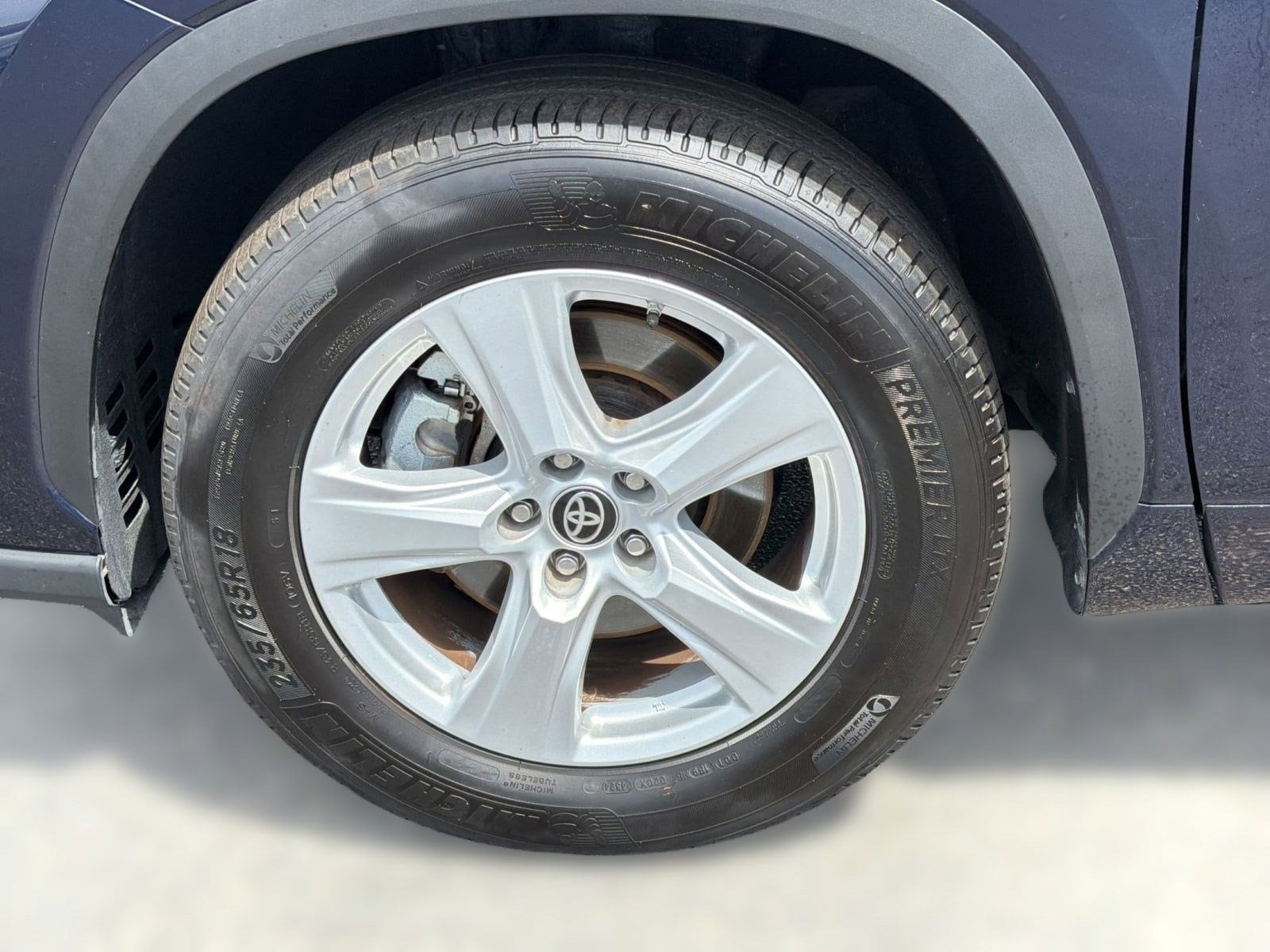 2025 Toyota Highlander LE - Photo 12