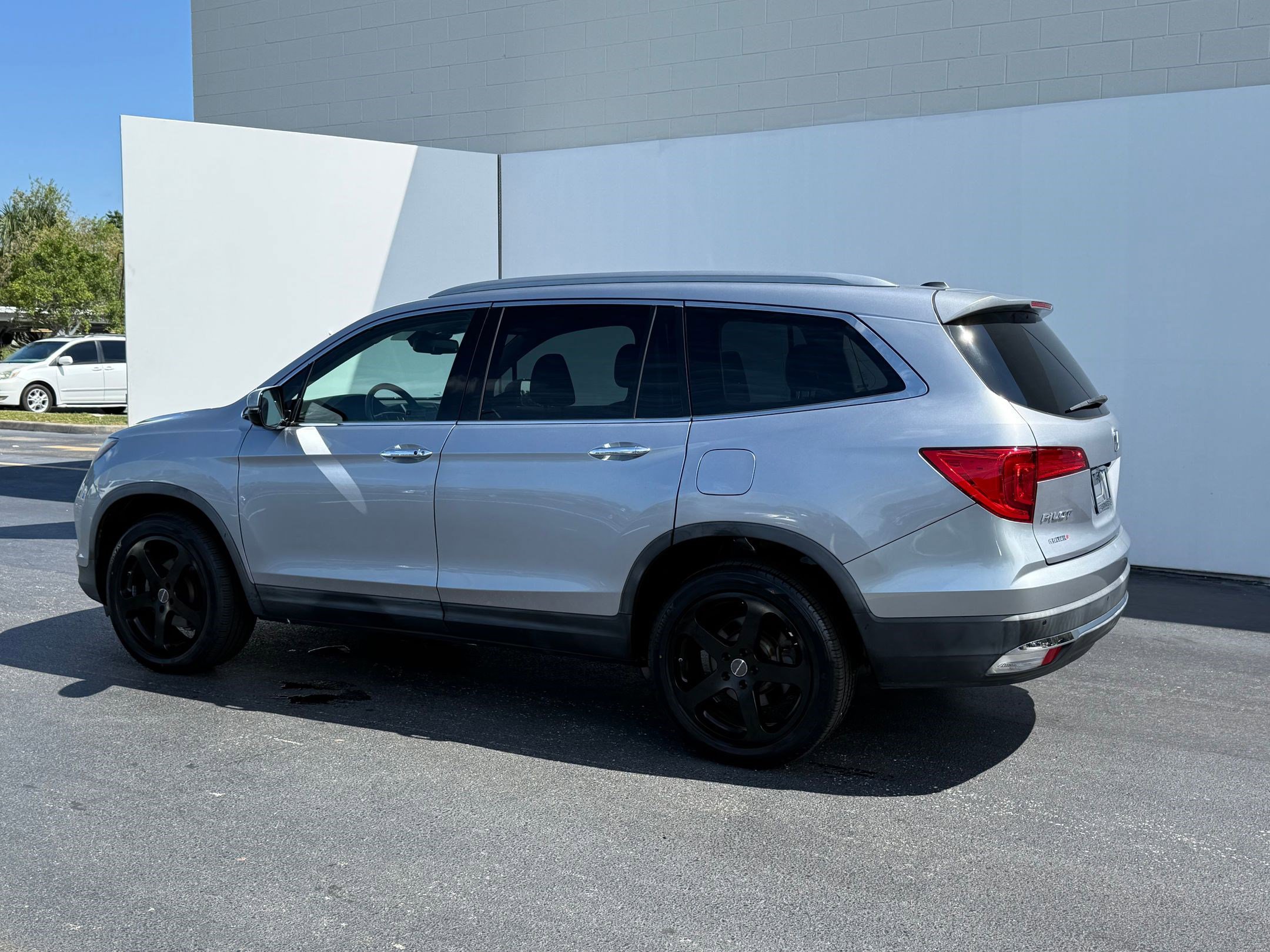 2017 Honda Pilot Elite photo 2