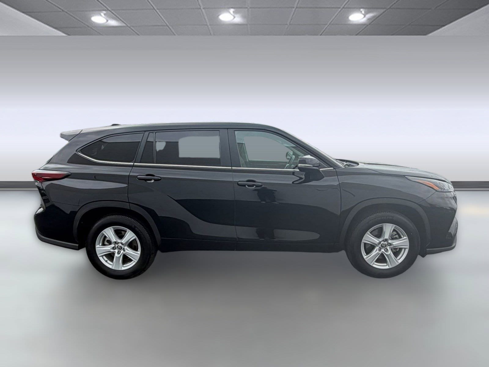 2025 Toyota Highlander LE - Photo 8