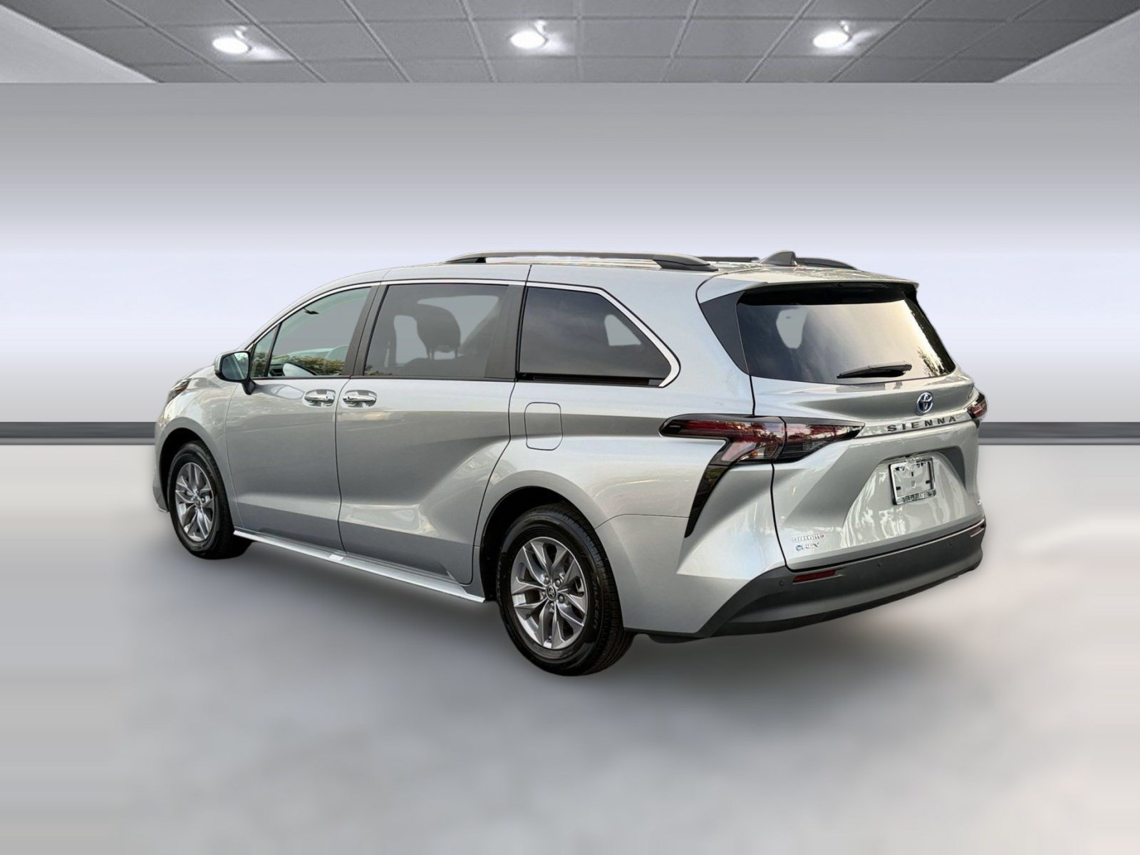 Used 2025 Toyota Sienna XLE (XLE FWD 8-Passenger (Natl)) Van Passenger Van