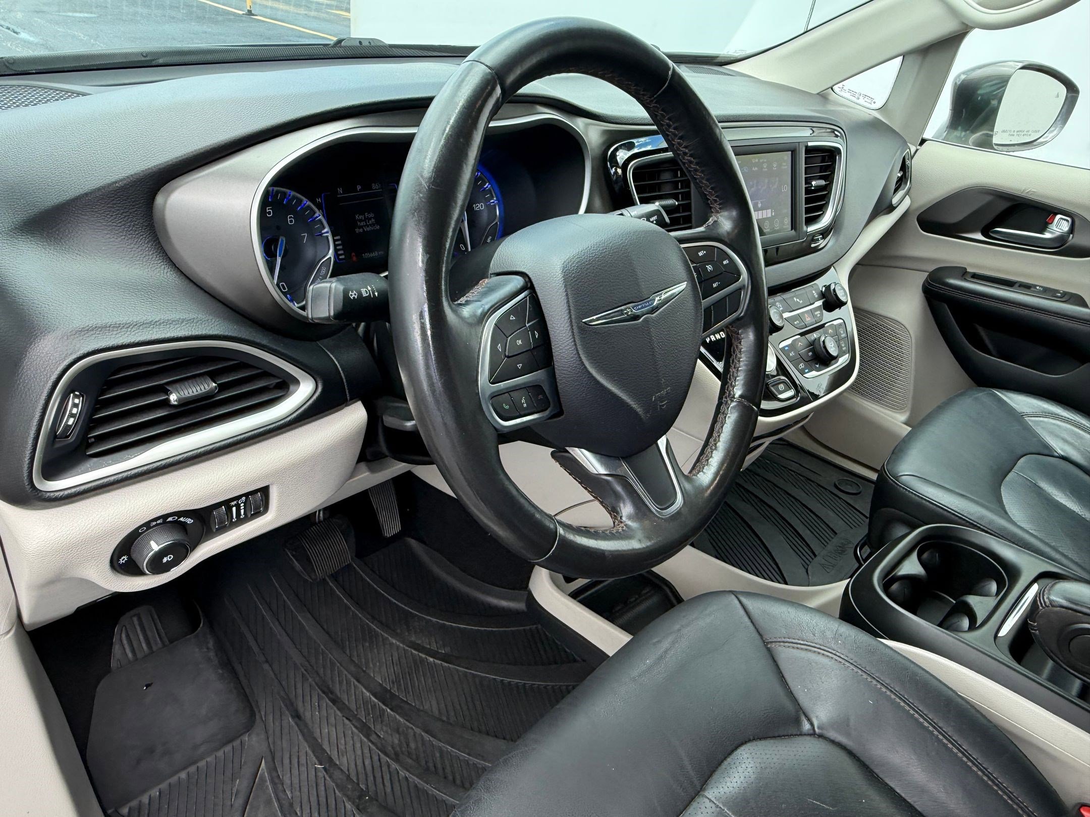 2020 Chrysler Pacifica Touring L photo 4