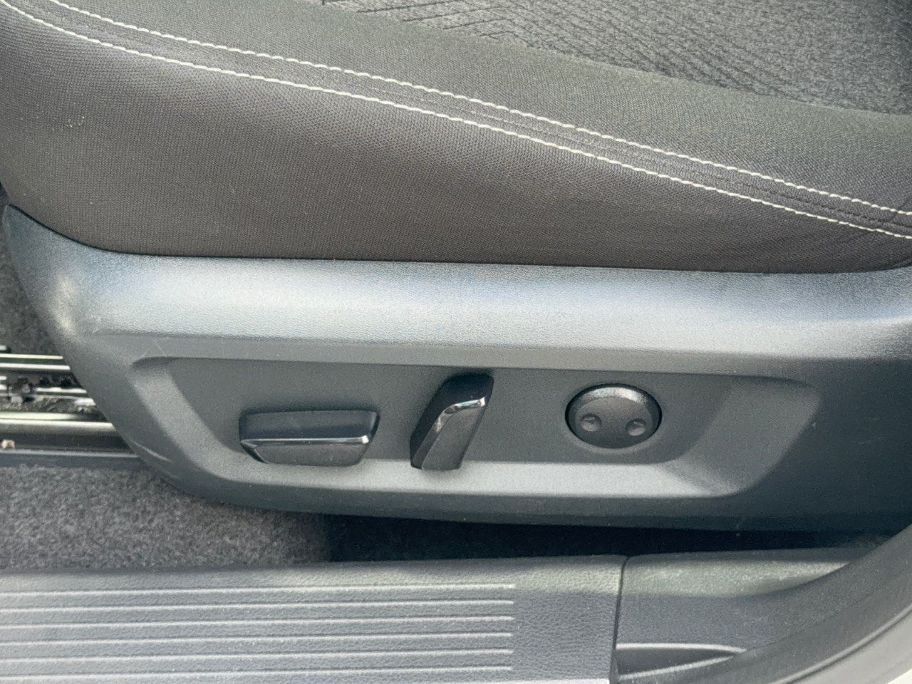 2025 Nissan Rogue SV - Photo 15