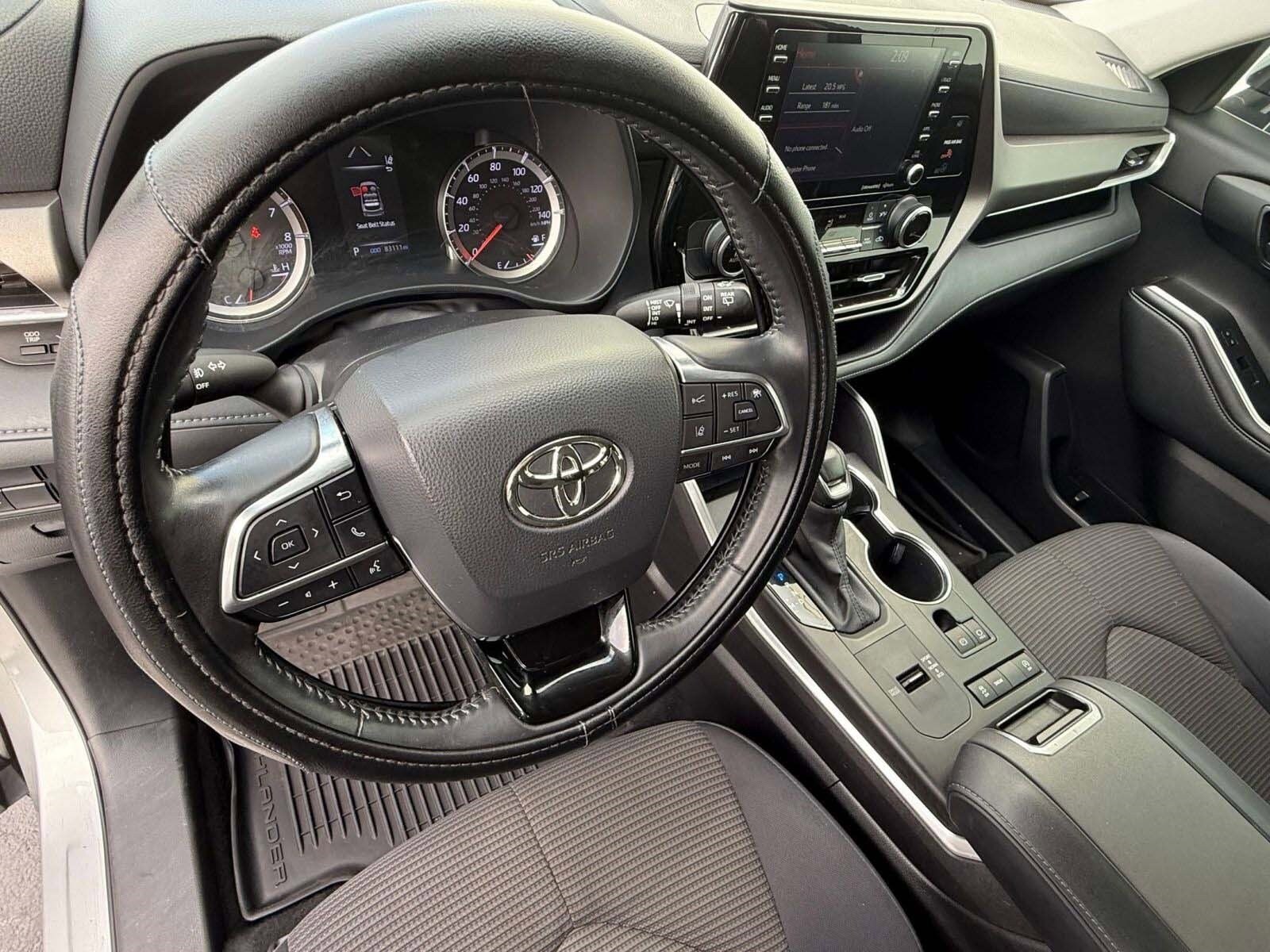 2021 Toyota Highlander LE photo 3