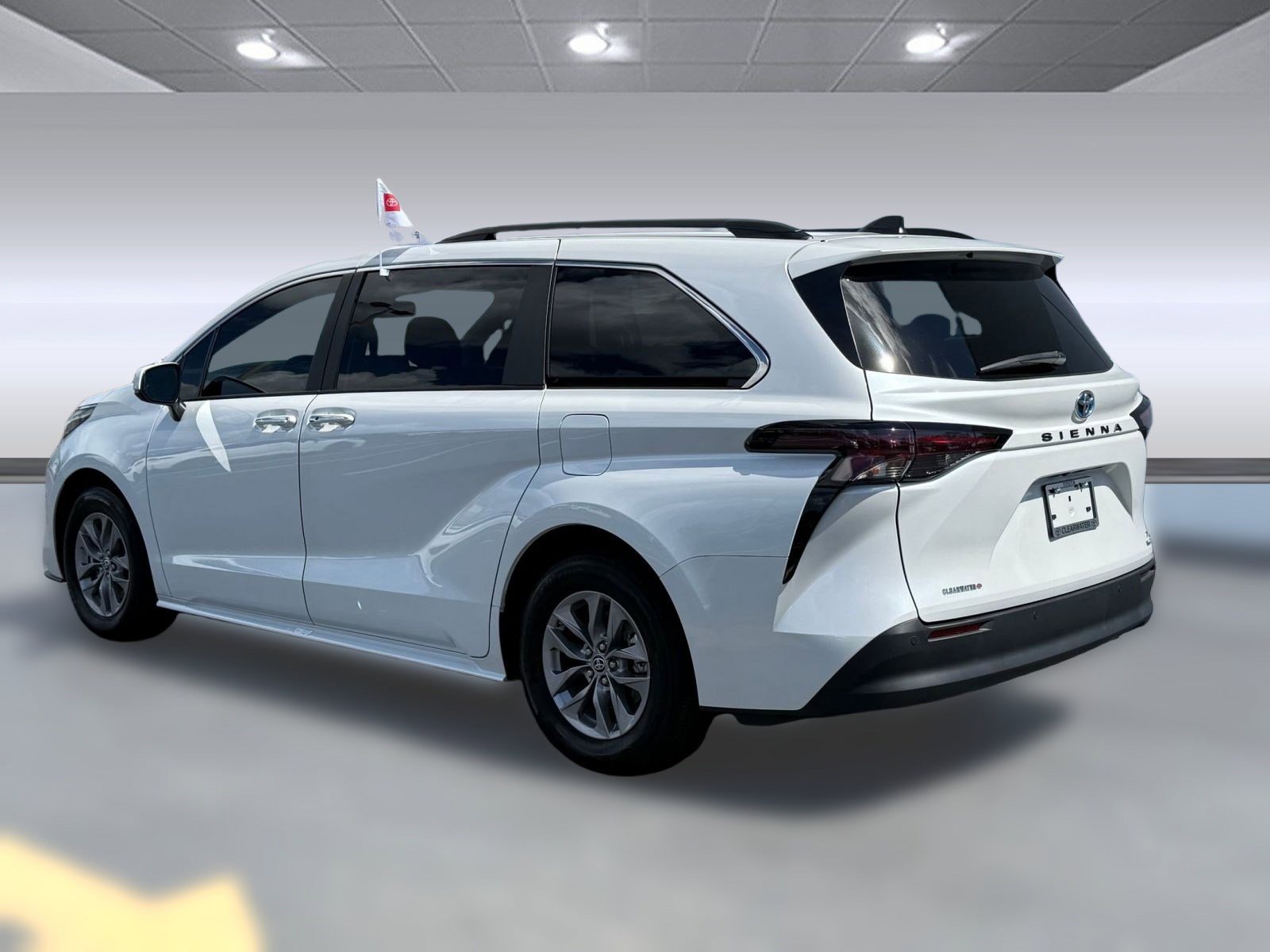 2023 Toyota Sienna XLE photo 3