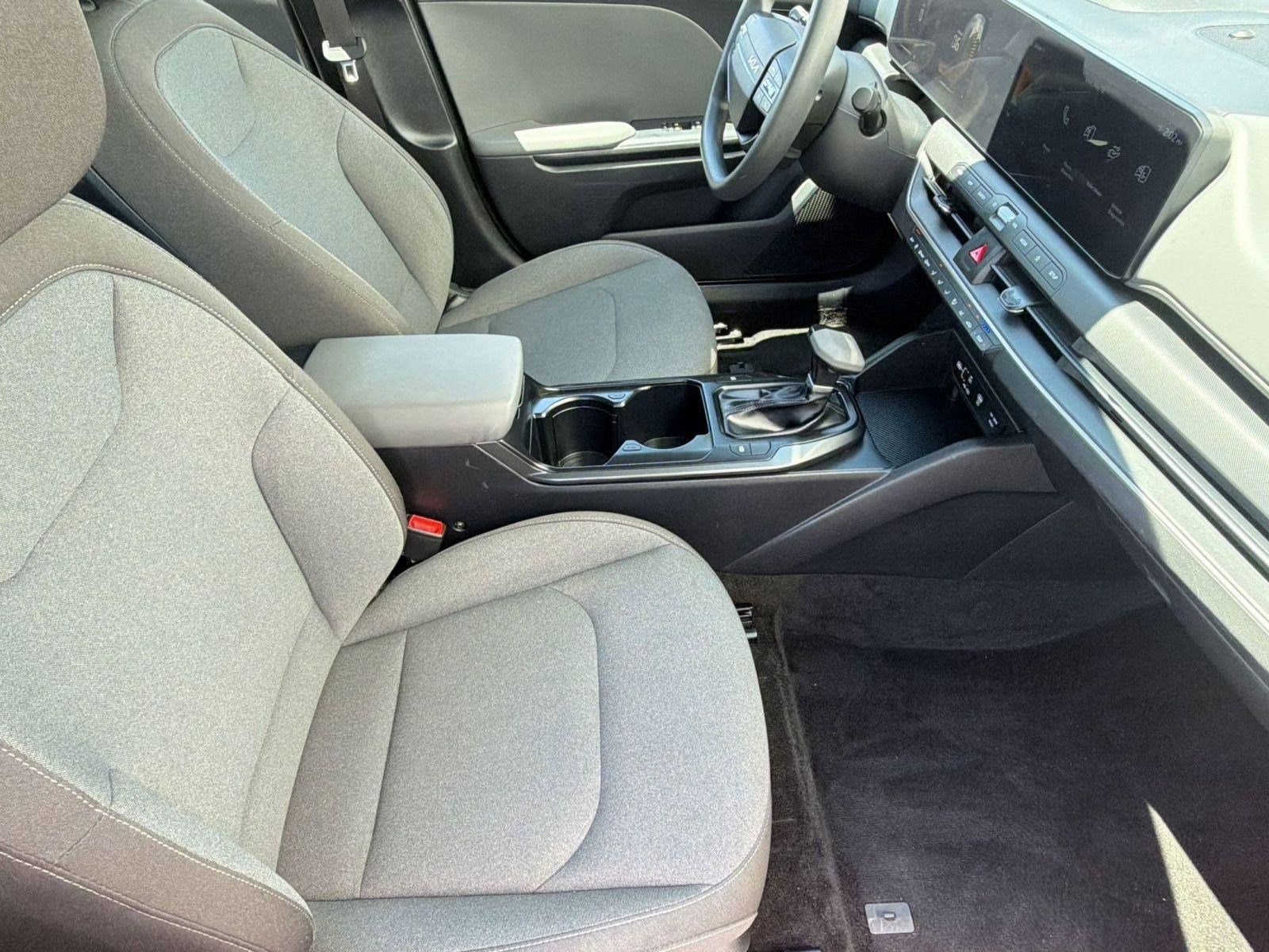 2025 Kia K4 LXS - Photo 33