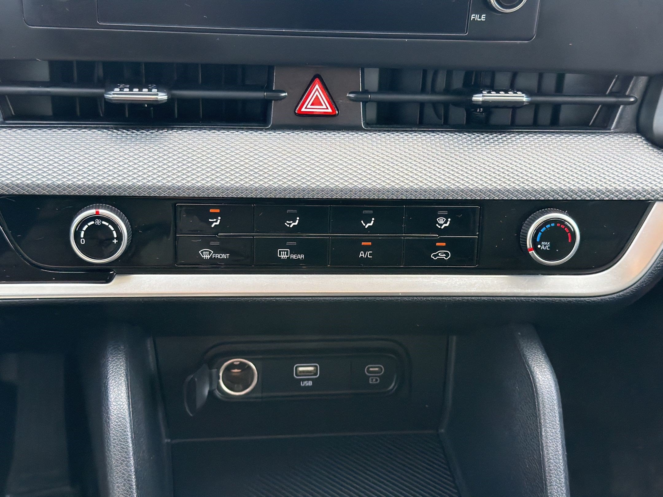2025 Kia Sportage LX - Photo 18