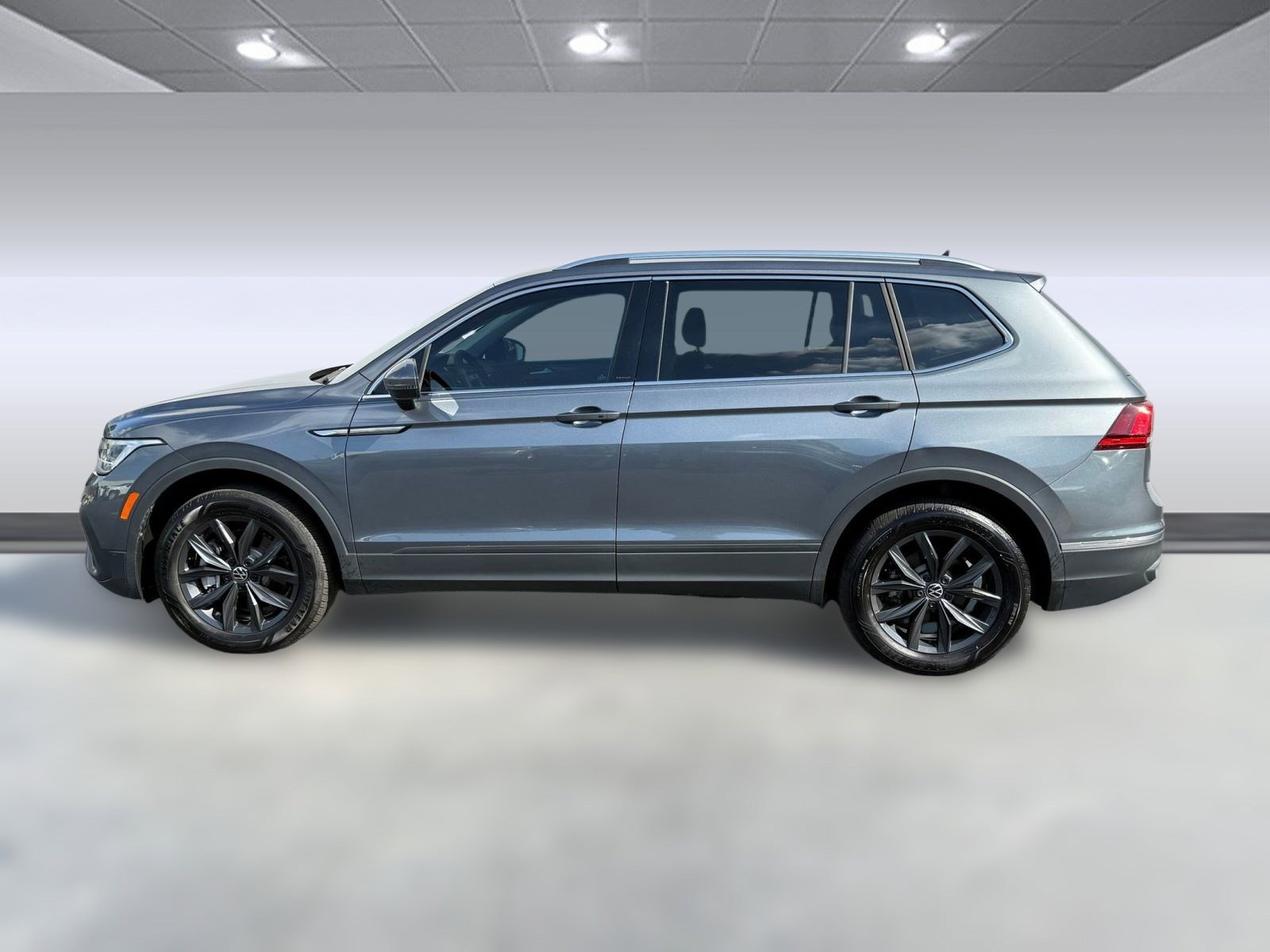 2024 Volkswagen Tiguan SE Wolfsburg Edition photo 2
