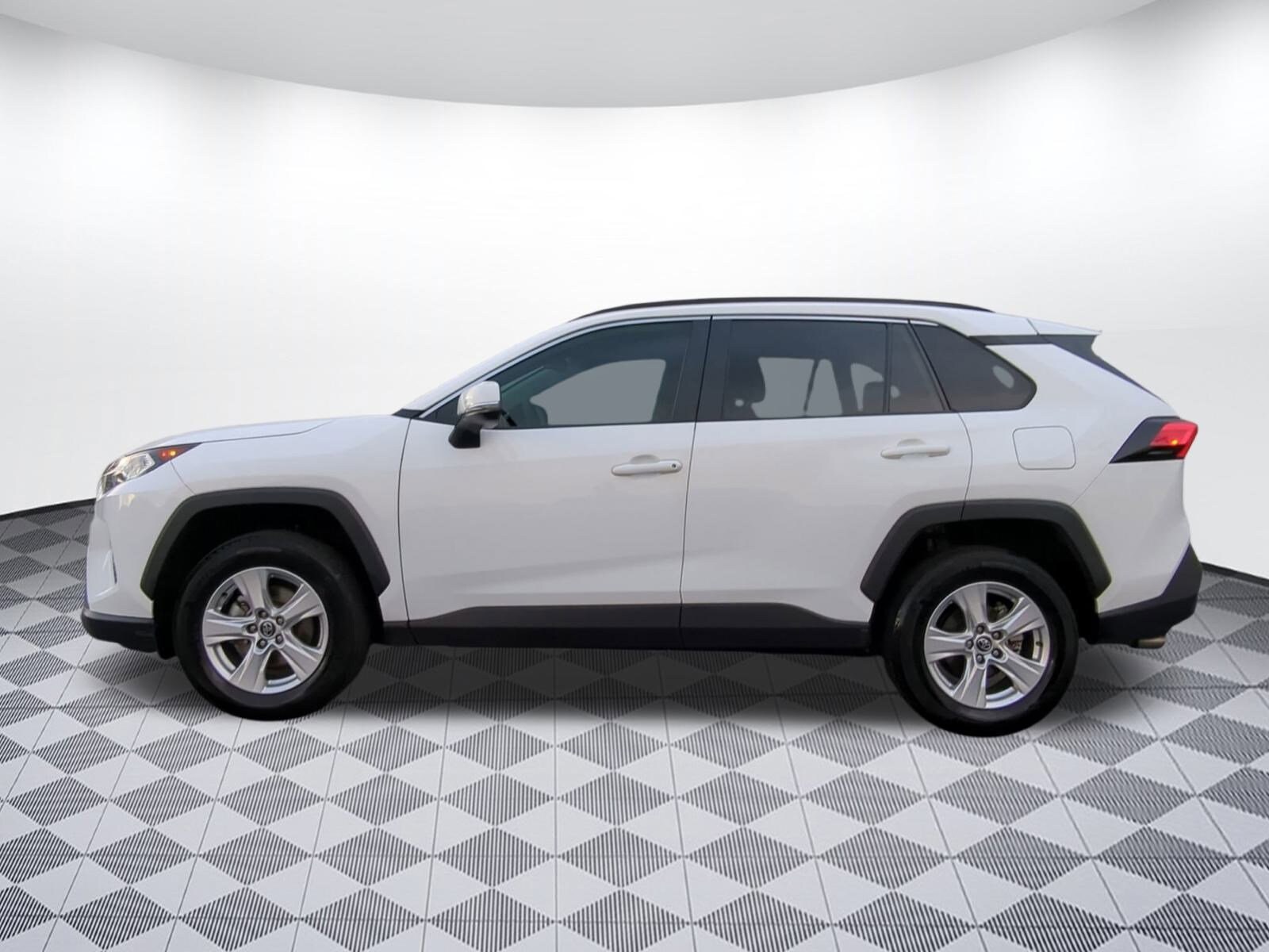 2020 Toyota RAV4 XLE photo 2
