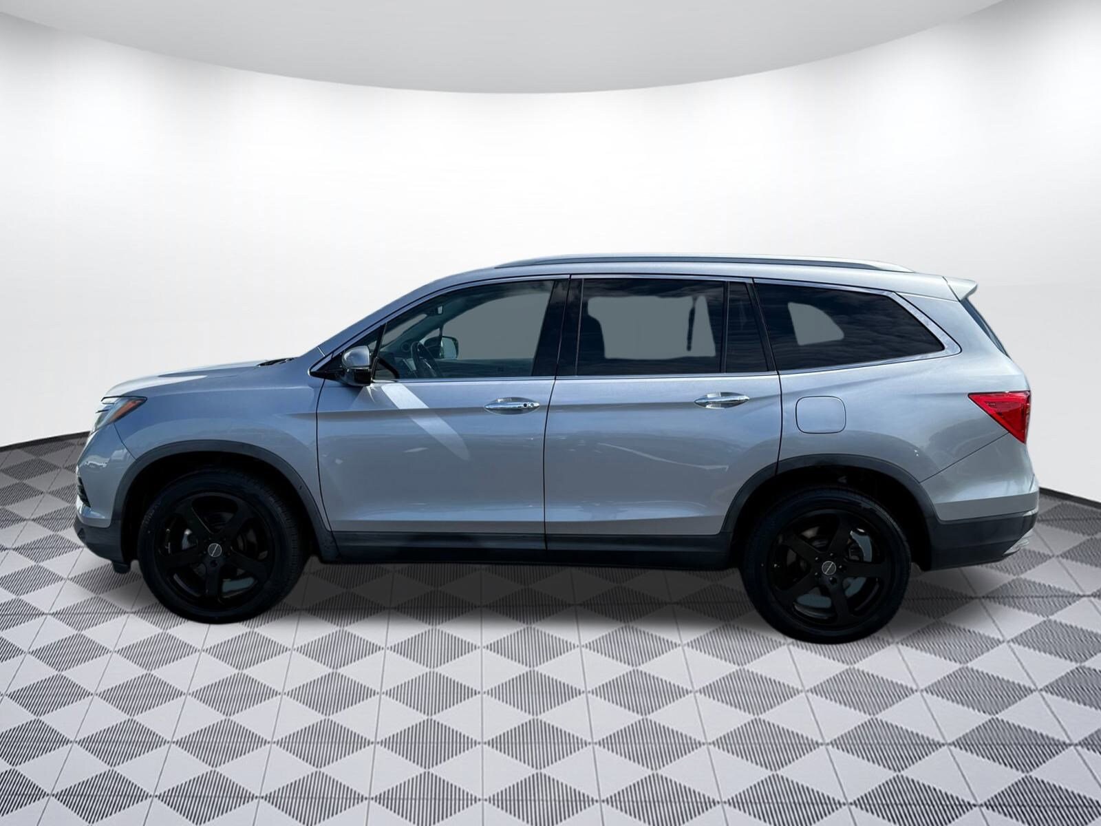 2017 Honda Pilot Elite photo 2