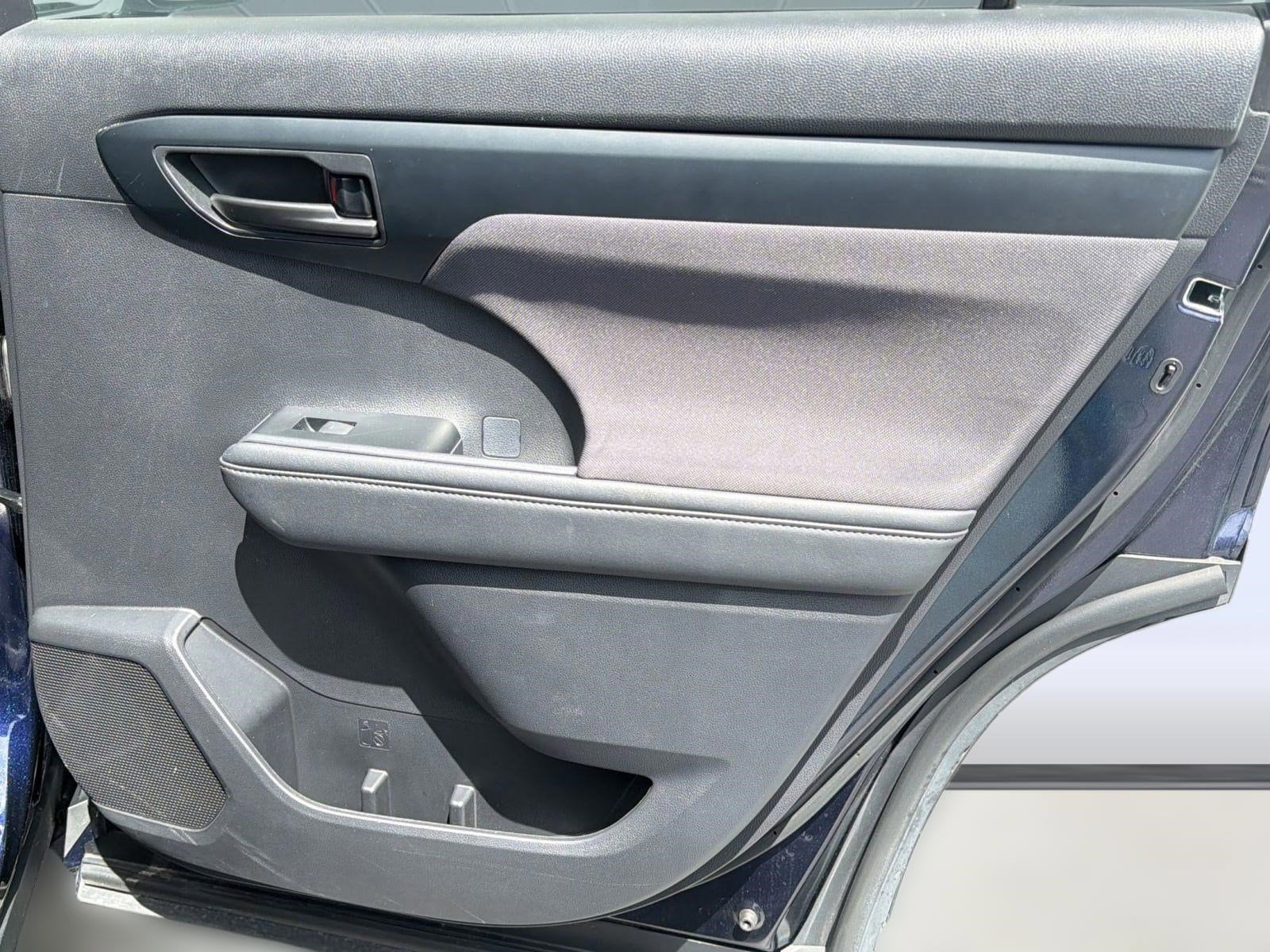 2025 Toyota Highlander LE - Photo 31