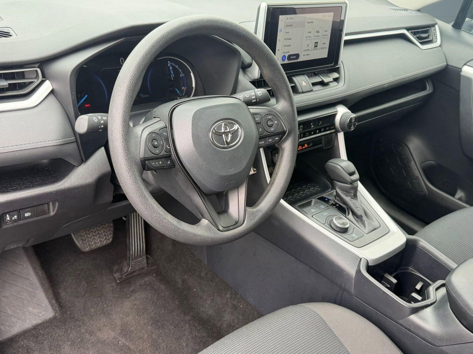 2025 Toyota RAV4 LE - Photo 4