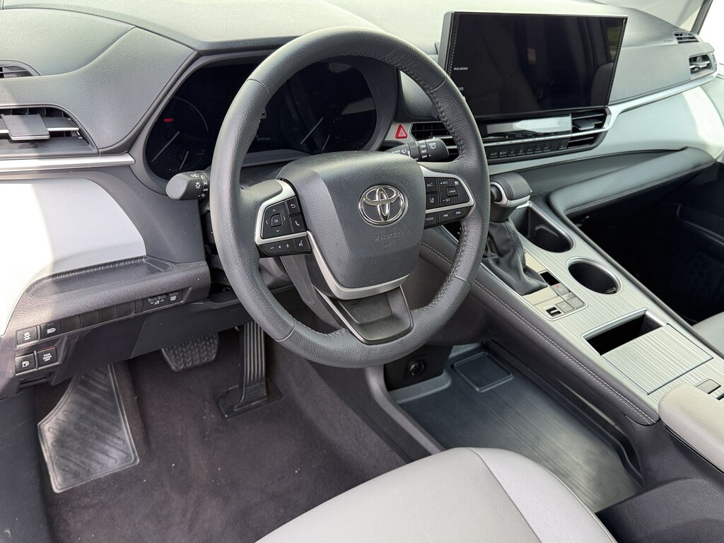 Used 2025 Toyota Sienna Sienna XLE (XLE FWD 8-Passenger (Natl)) Van Passenger Van