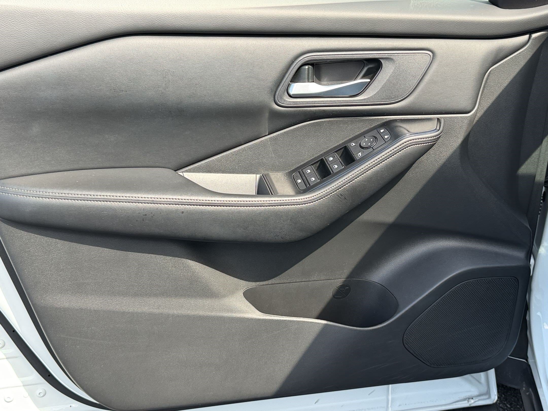 2025 Nissan Rogue SV - Photo 14