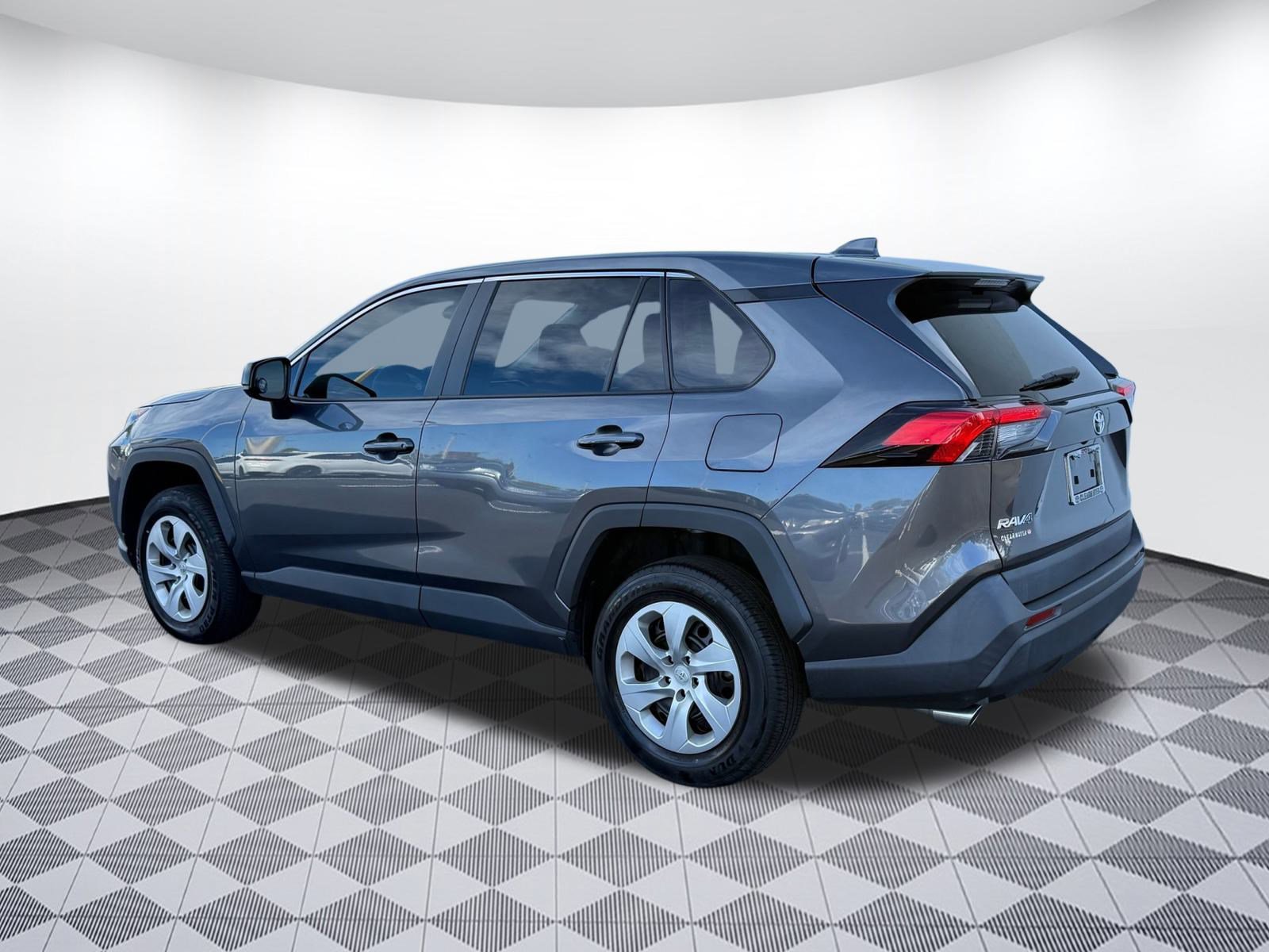2022 Toyota RAV4 LE photo 3