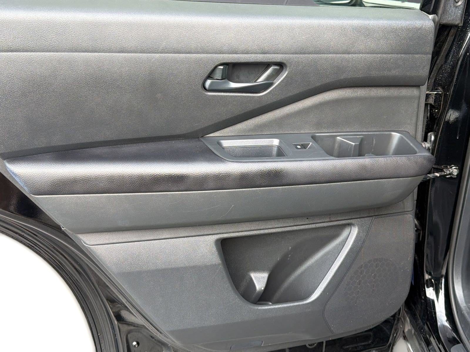 2025 Nissan Pathfinder SV - Photo 31