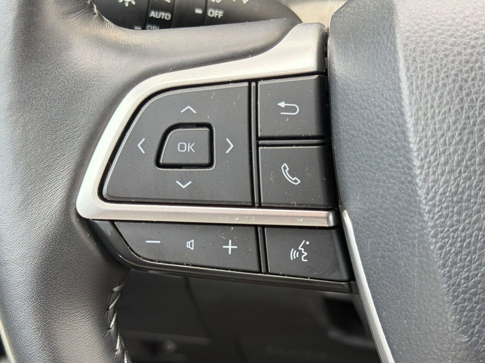 2025 Toyota Highlander LE - Photo 17