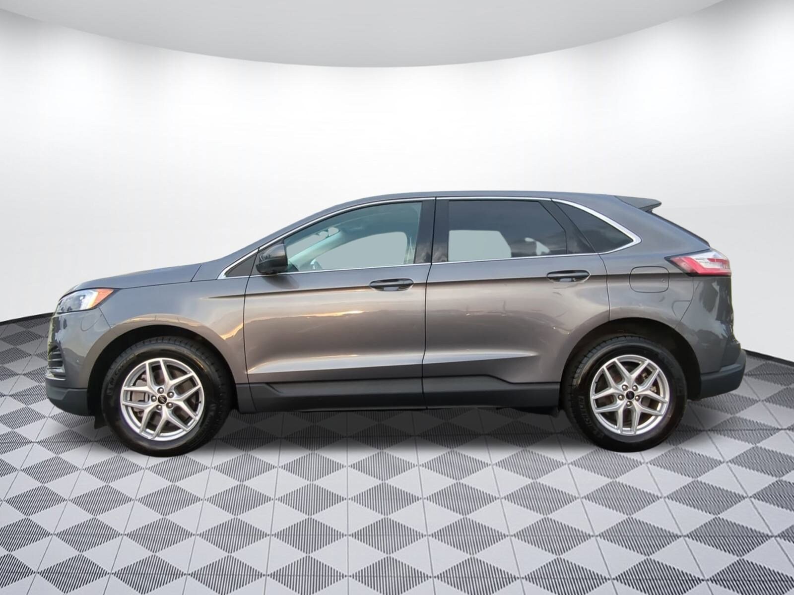 2024 Ford Edge SEL photo 2