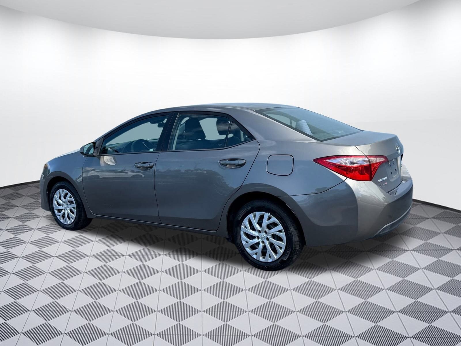 2018 Toyota Corolla LE photo 2