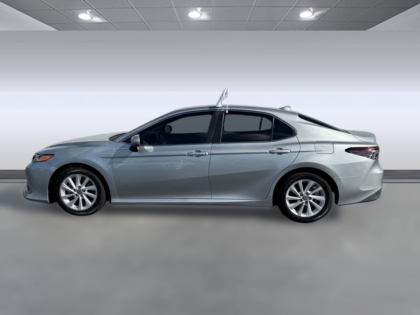 2022 Toyota Camry LE photo 2