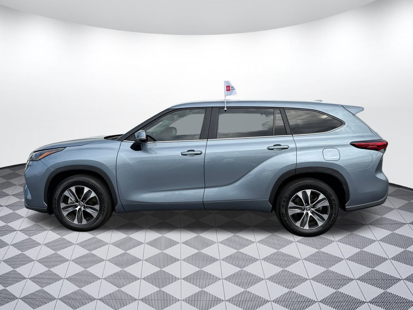2023 Toyota Highlander XLE photo 2