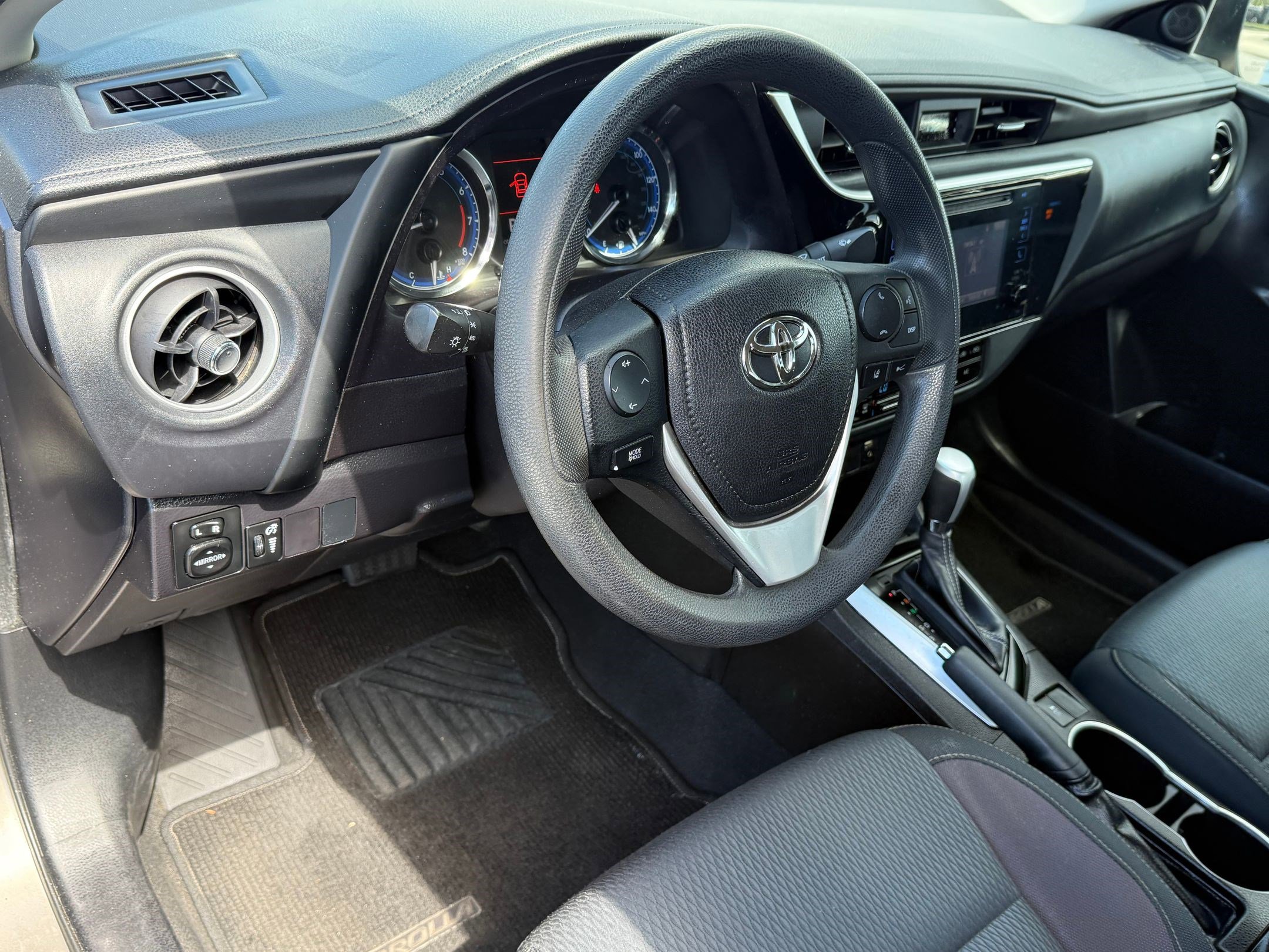 2018 Toyota Corolla LE photo 3