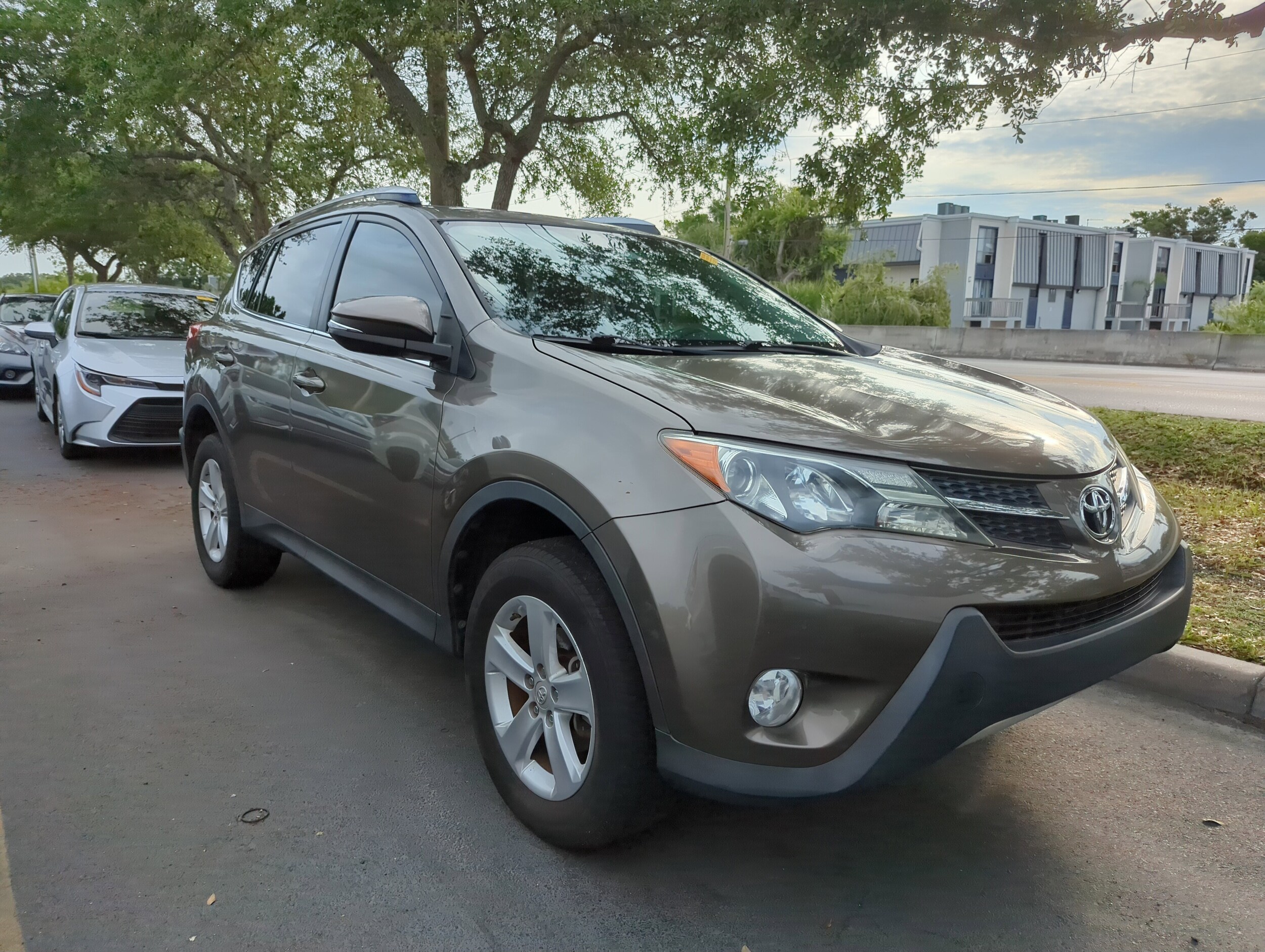 2014 Toyota RAV4 XLE photo 2