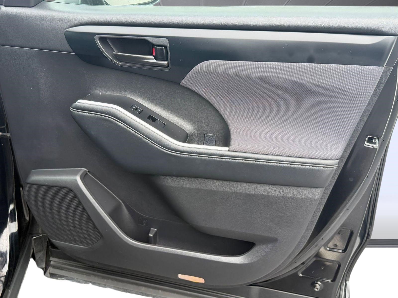 2025 Toyota Highlander LE - Photo 33