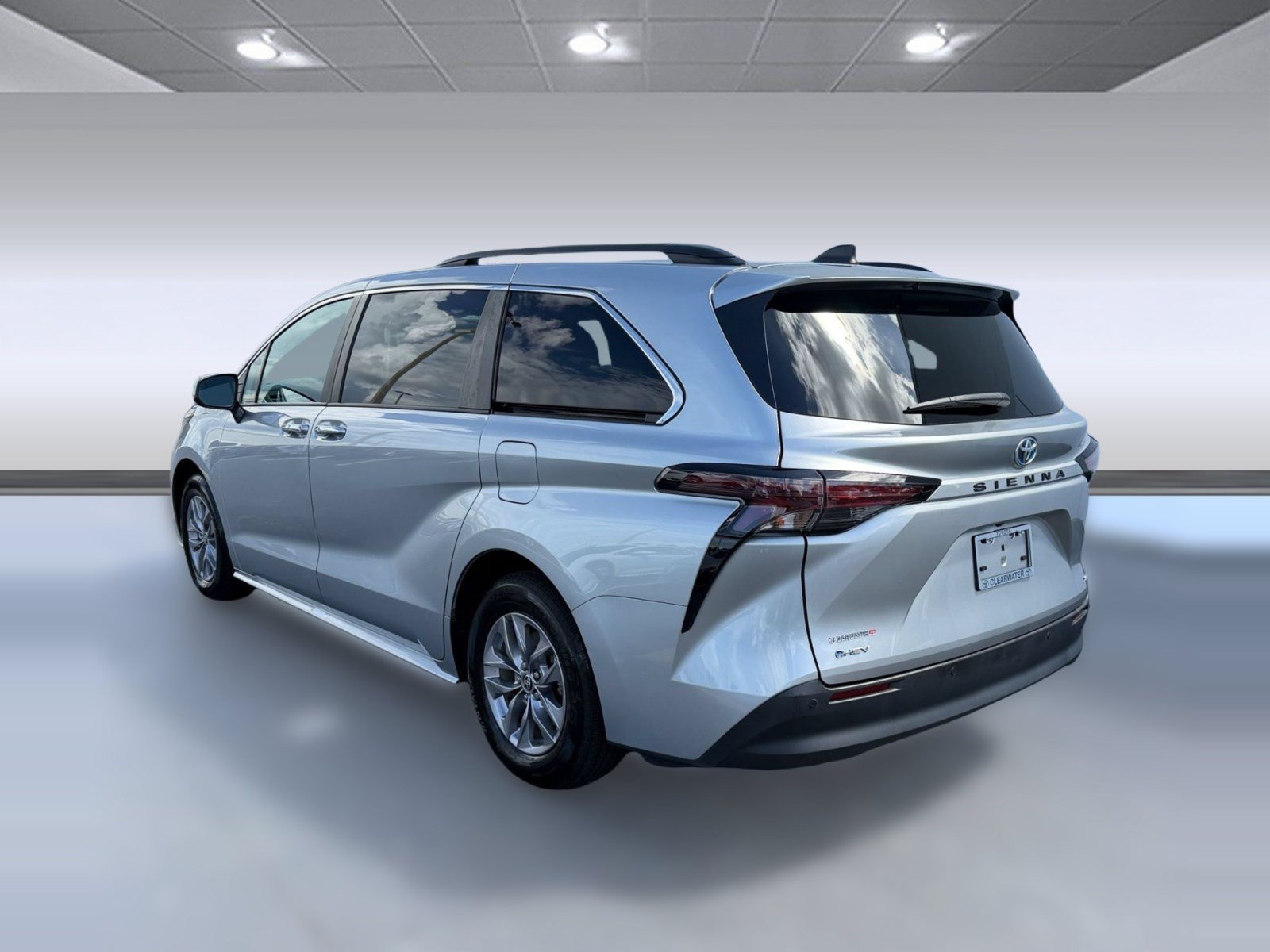 Used 2025 Toyota Sienna XLE (XLE FWD 8-Passenger (Natl)) Van Passenger Van