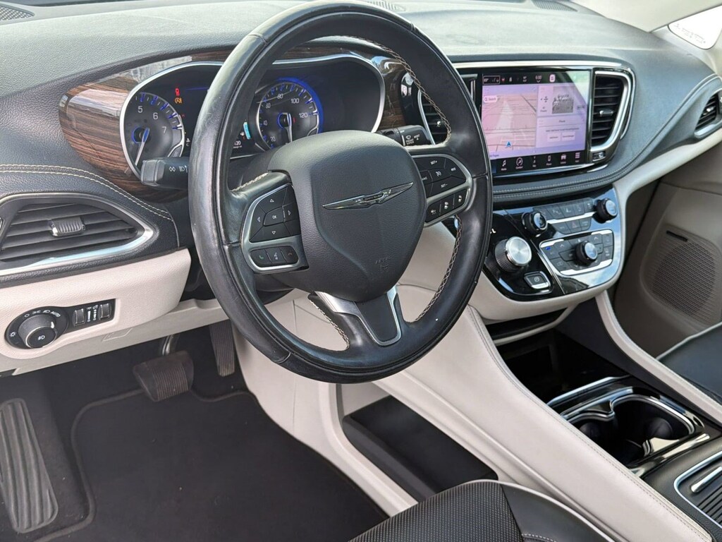Used 2022 Chrysler Pacifica Pacifica Limited (Limited FWD) Van Passenger Van