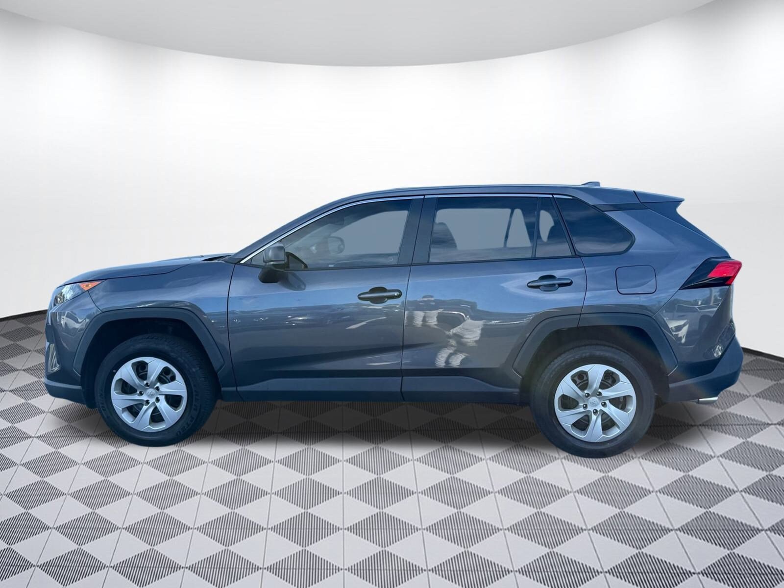 2022 Toyota RAV4 LE photo 2