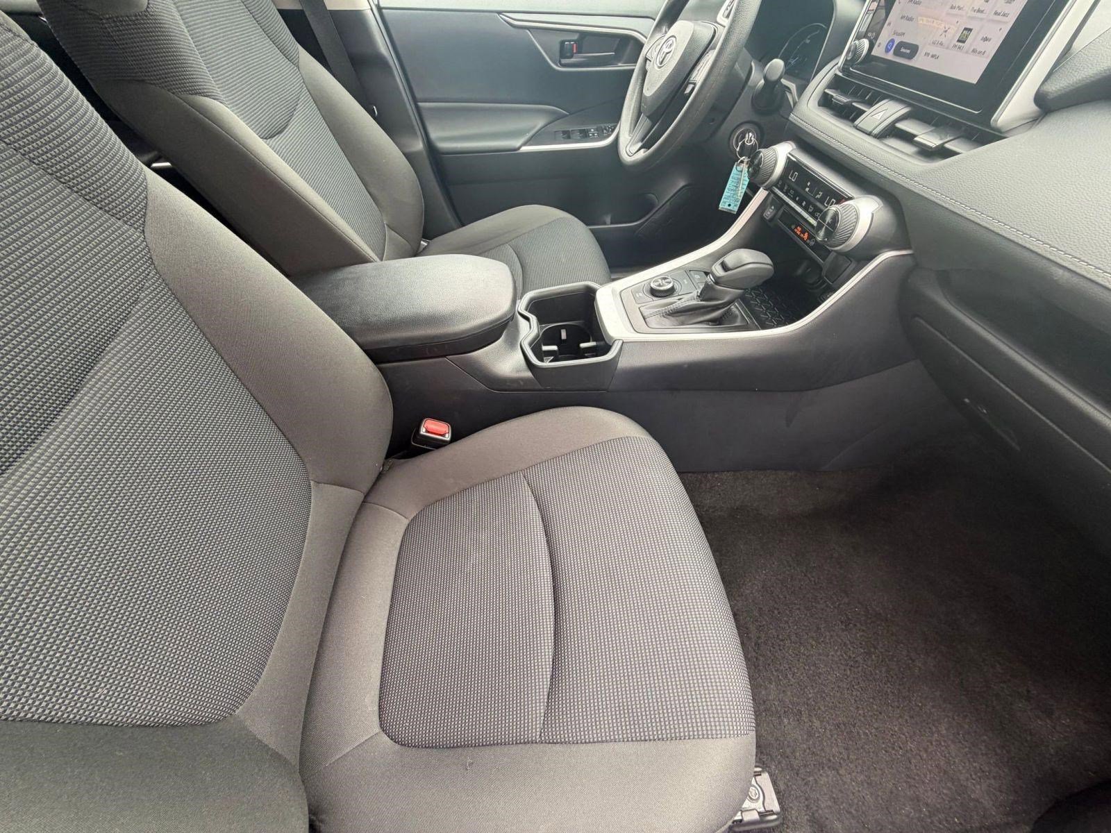 2025 Toyota RAV4 LE - Photo 34