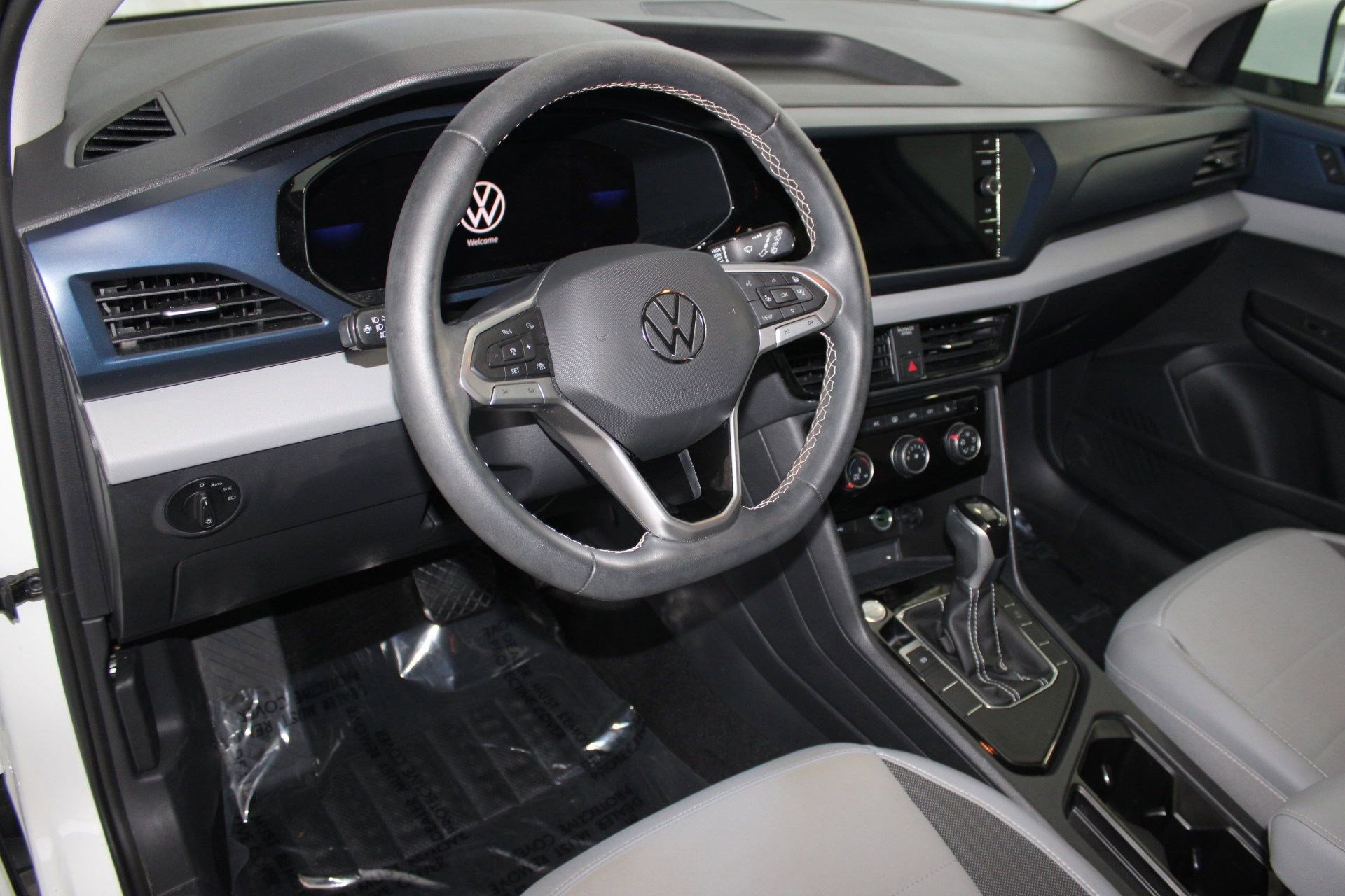 2023 Volkswagen Taos SE photo 3