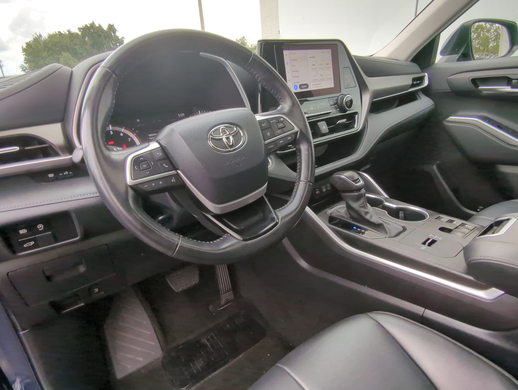2024 Toyota Highlander XLE photo 3
