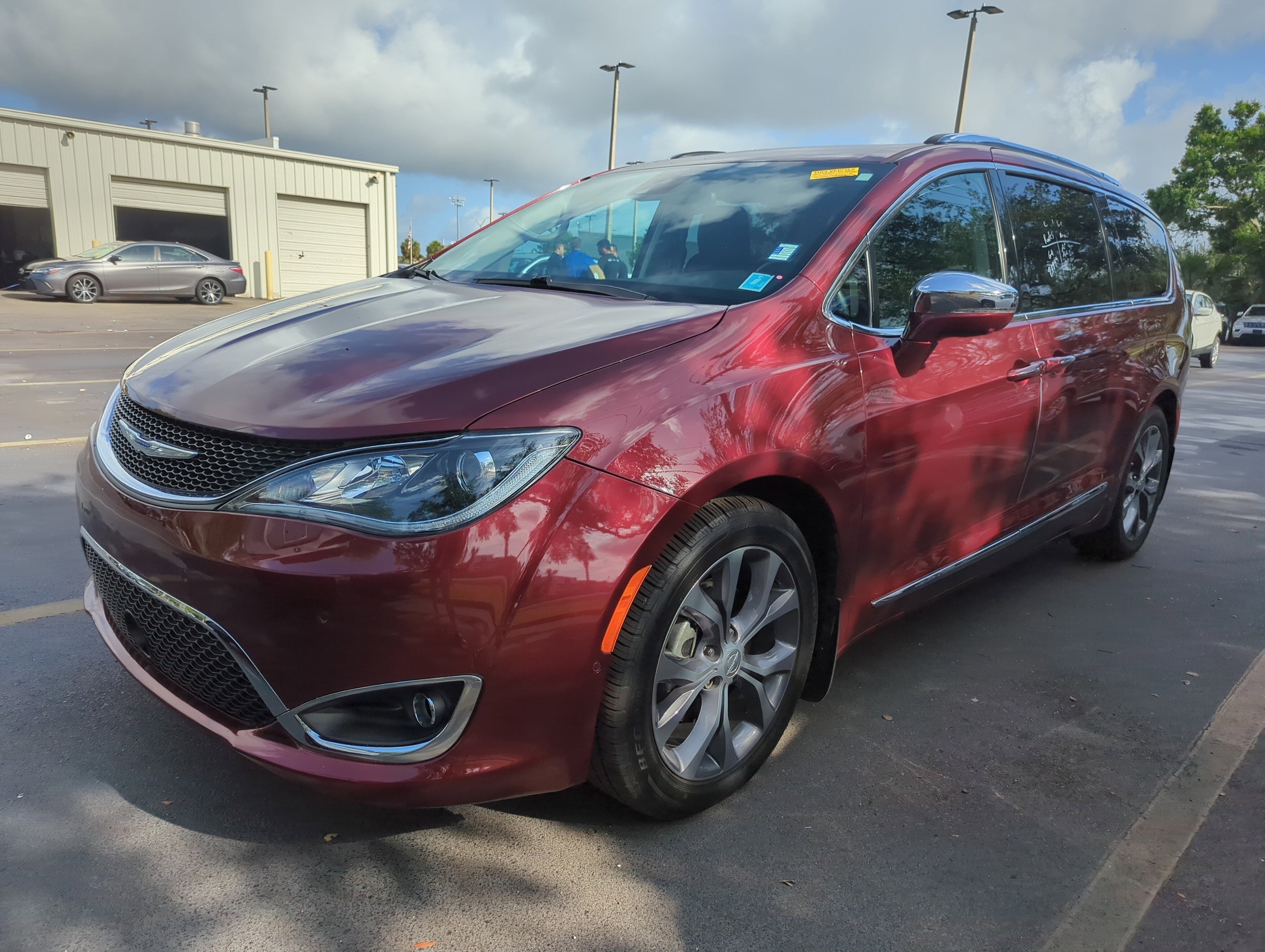 Used 2018 Chrysler Pacifica Limited with VIN 2C4RC1GG8JR287120 for sale in Clearwater, FL