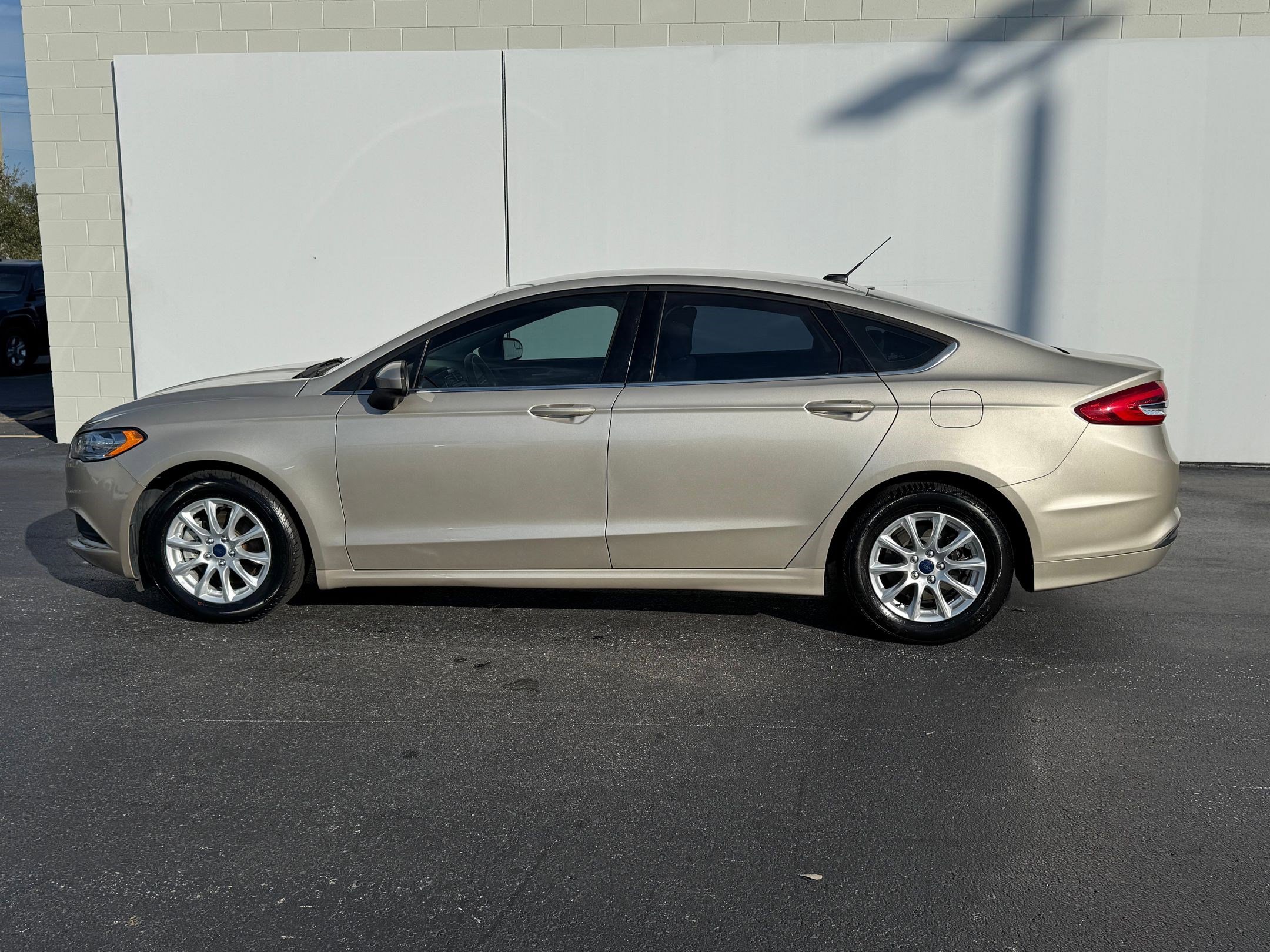 2017 Ford Fusion S photo 2