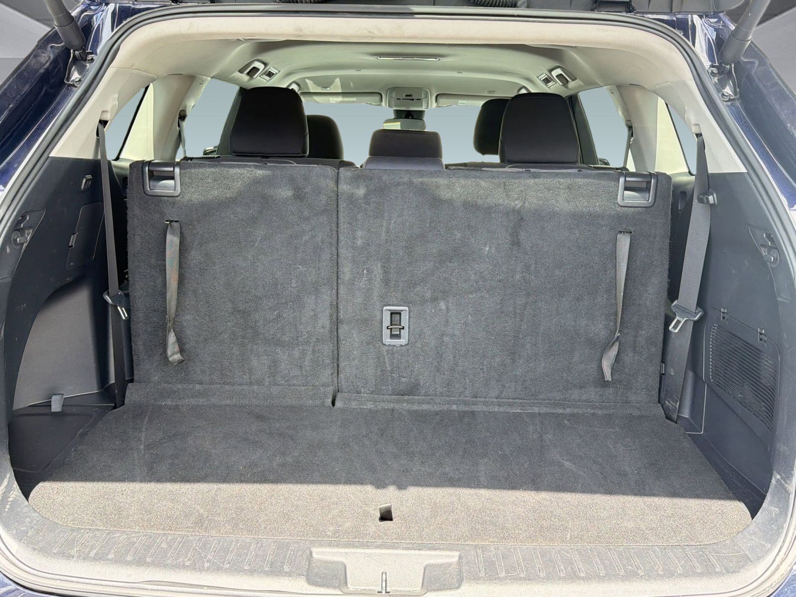 2025 Toyota Highlander LE - Photo 30