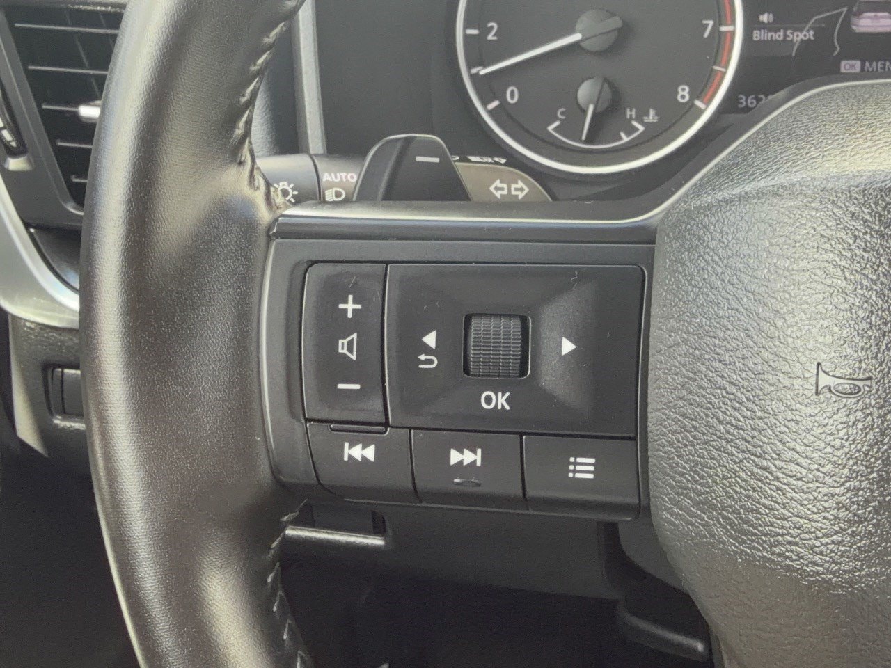 2025 Nissan Rogue SV - Photo 17