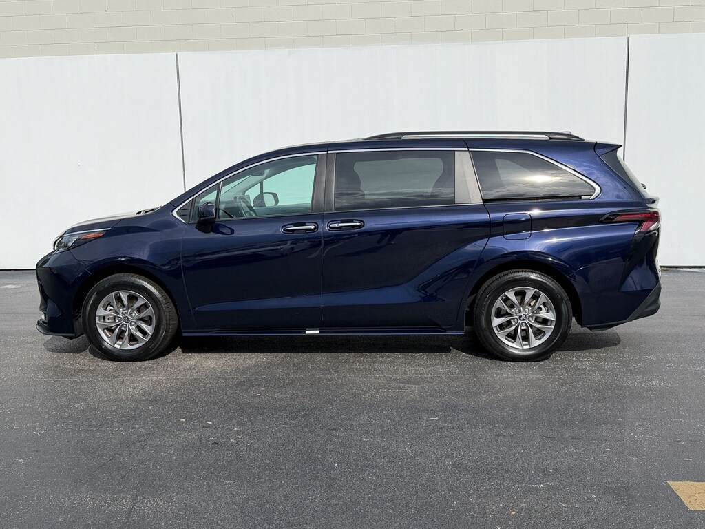 Used 2025 Toyota Sienna Sienna XLE (XLE FWD 8-Passenger (Natl)) Van Passenger Van