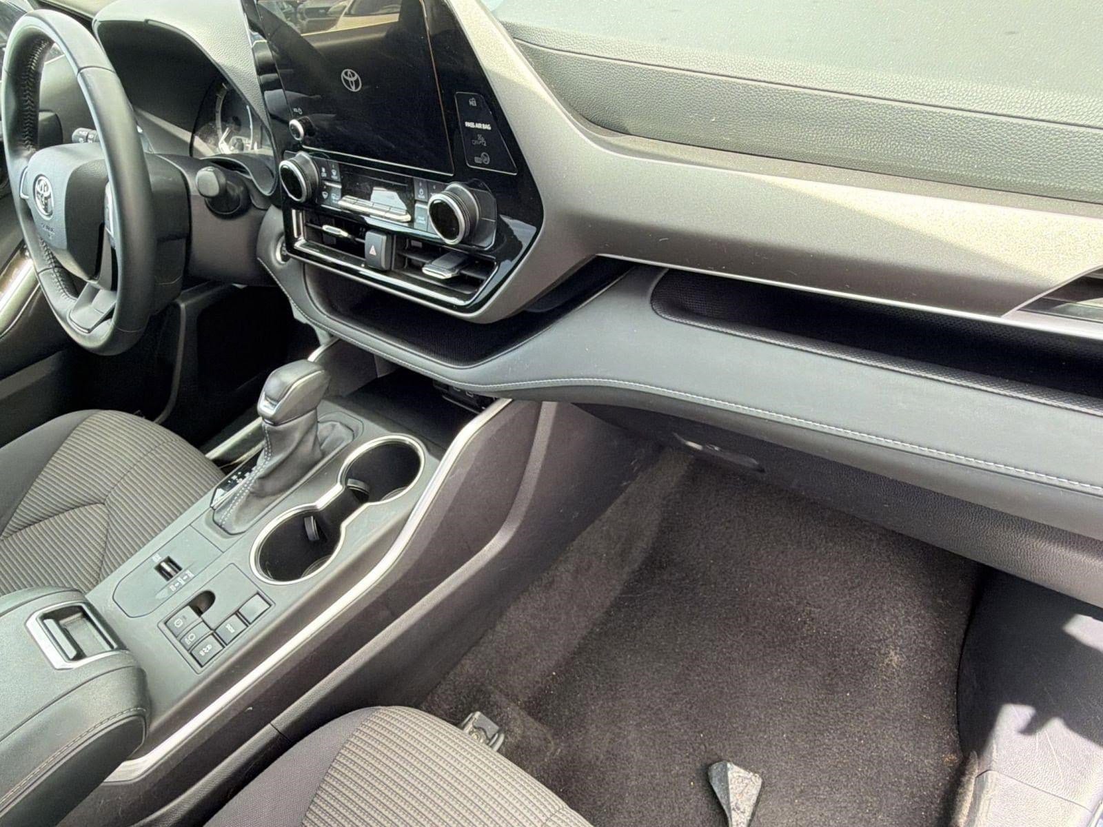 2025 Toyota Highlander LE - Photo 35