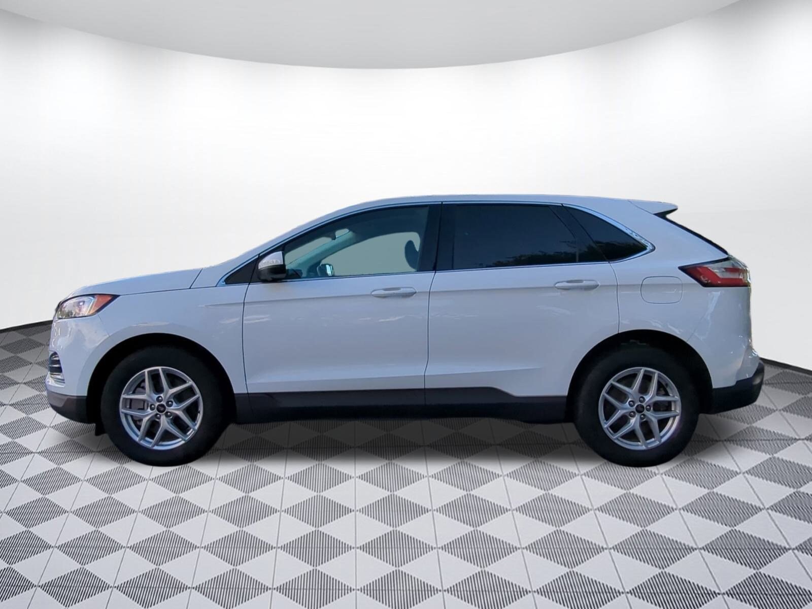 2024 Ford Edge SEL photo 2