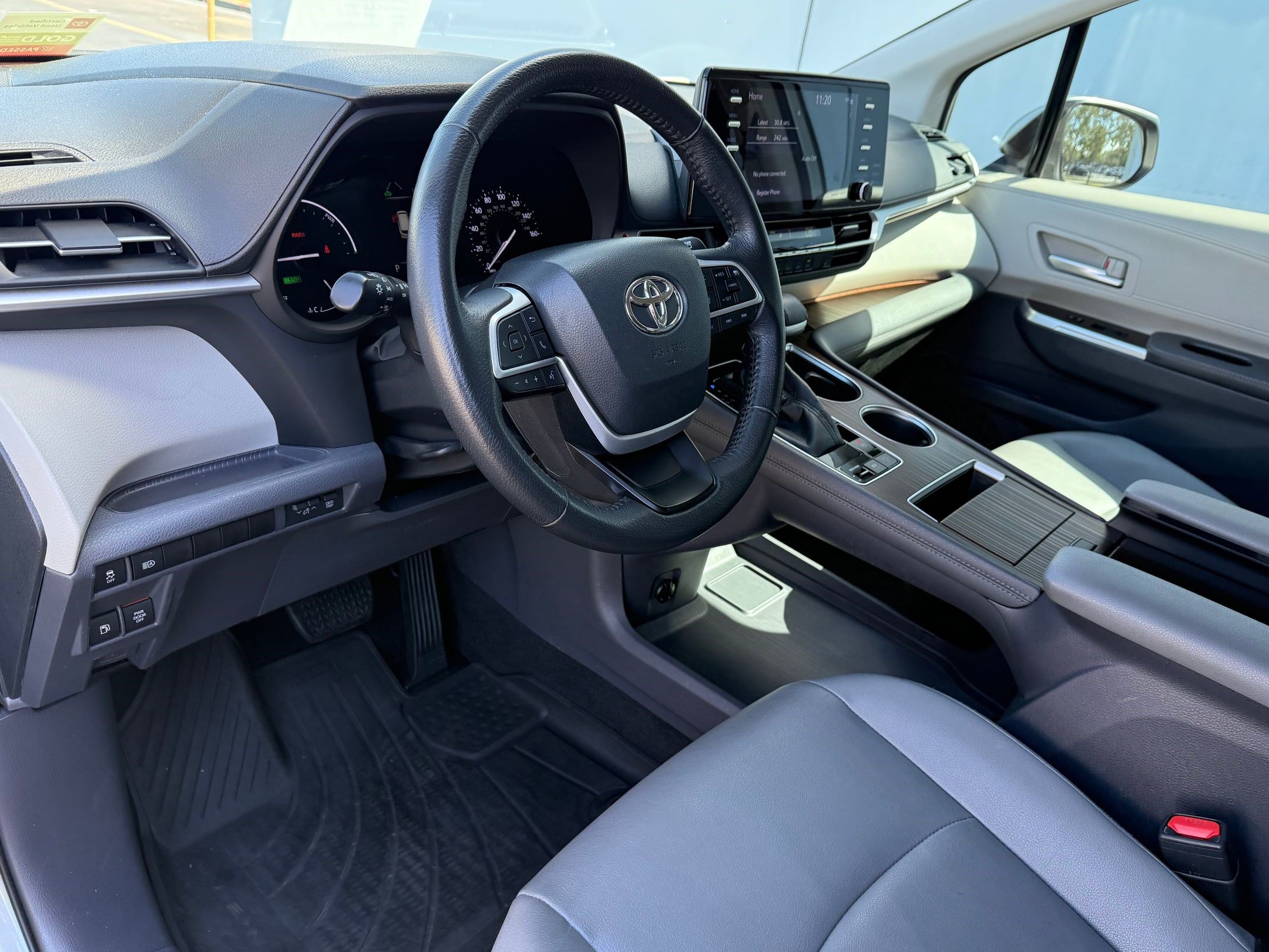 2023 Toyota Sienna XLE photo 4
