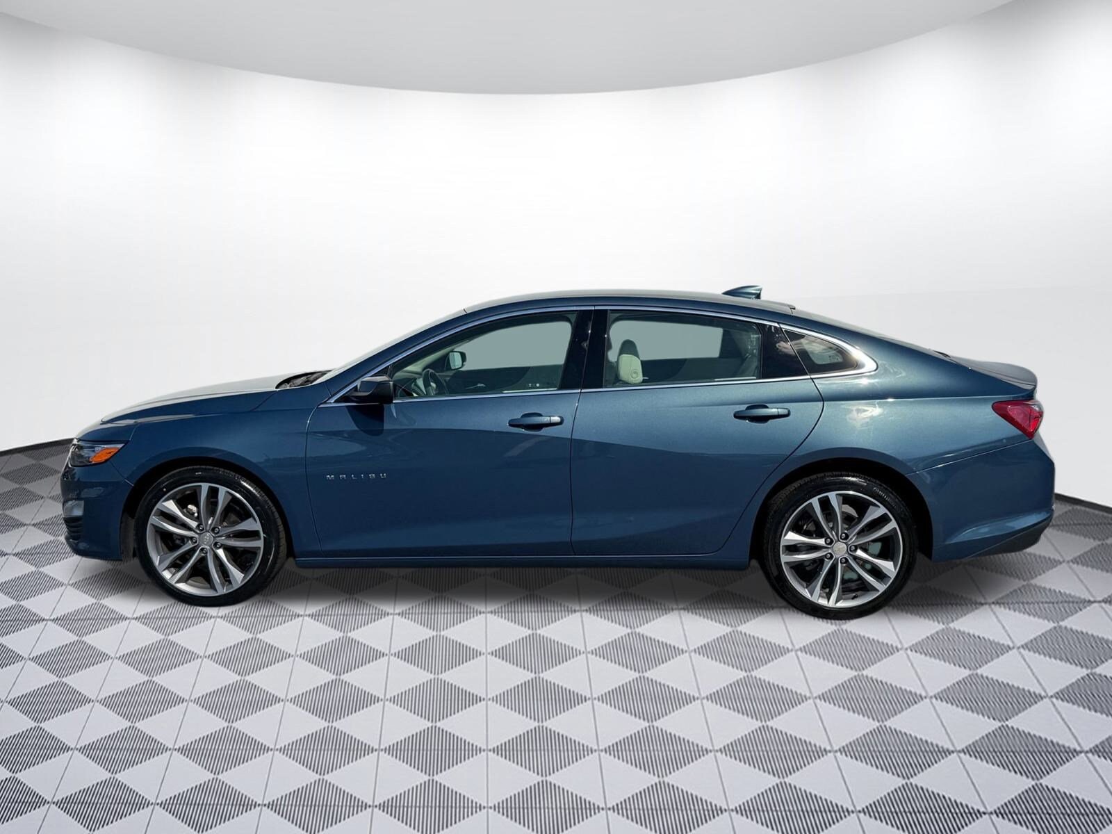 2024 Chevrolet Malibu Premier 2LT photo 2
