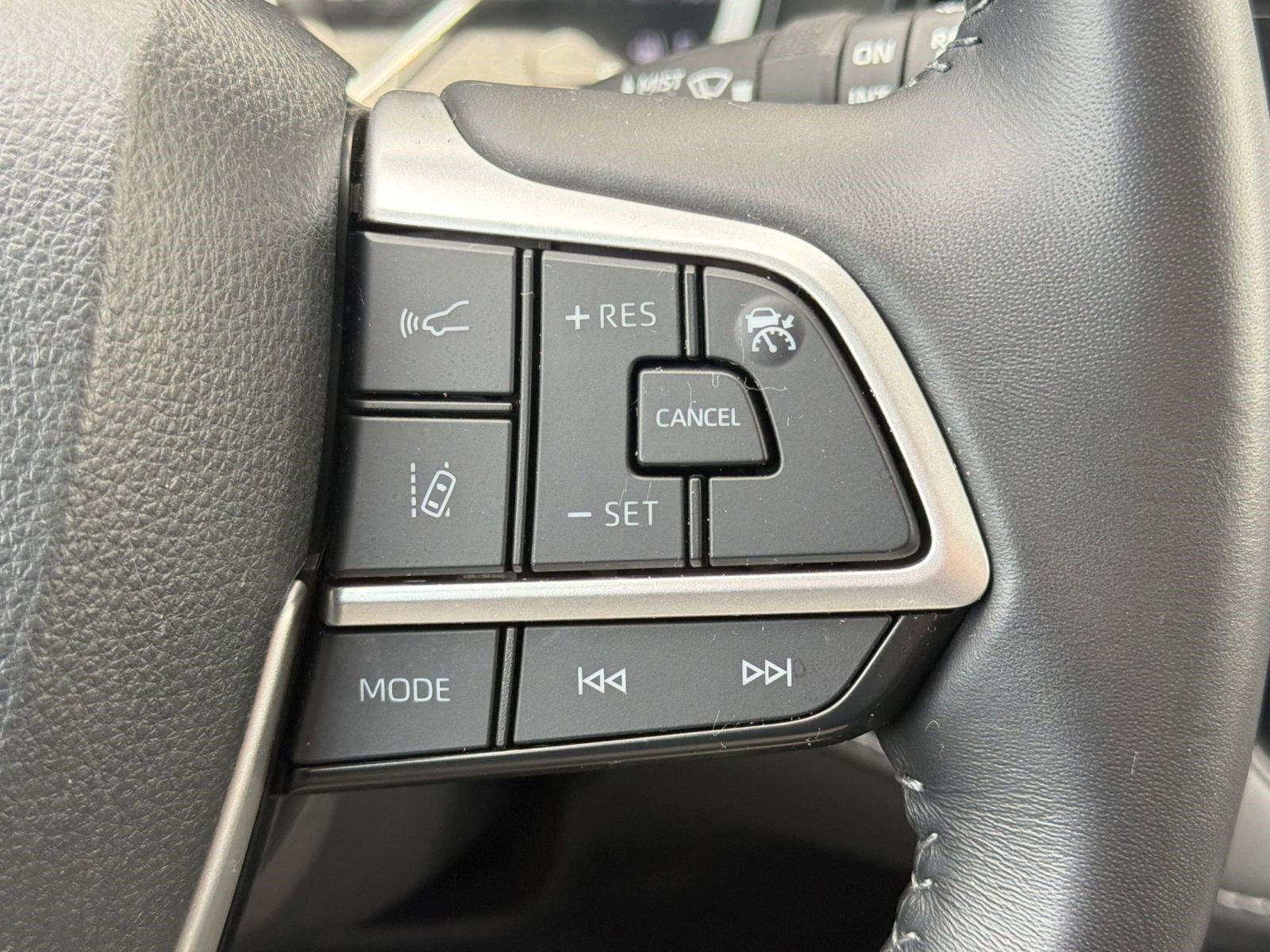 2025 Toyota Highlander LE - Photo 27