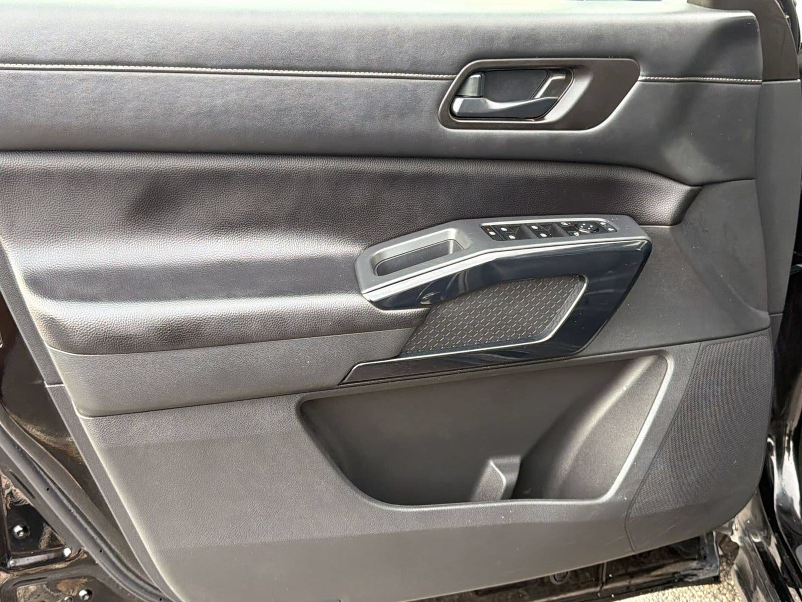 2025 Nissan Pathfinder SV - Photo 14