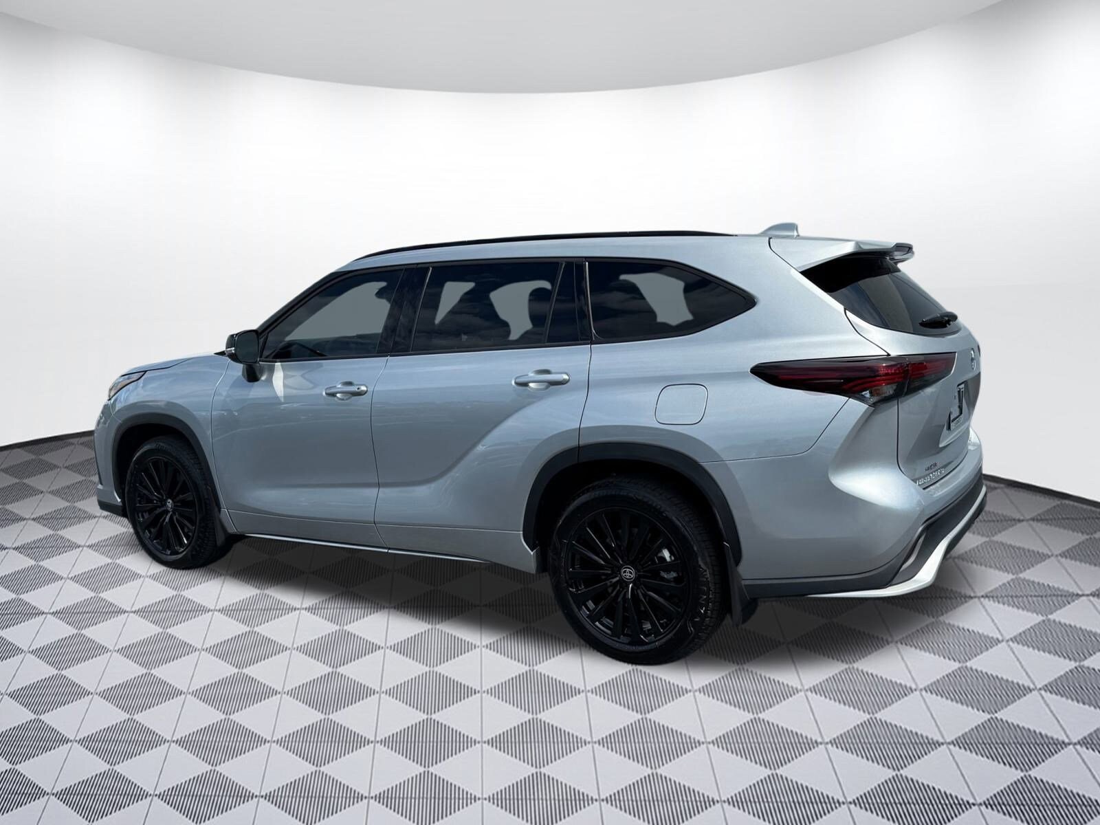 2025 Toyota Highlander XSE photo 2