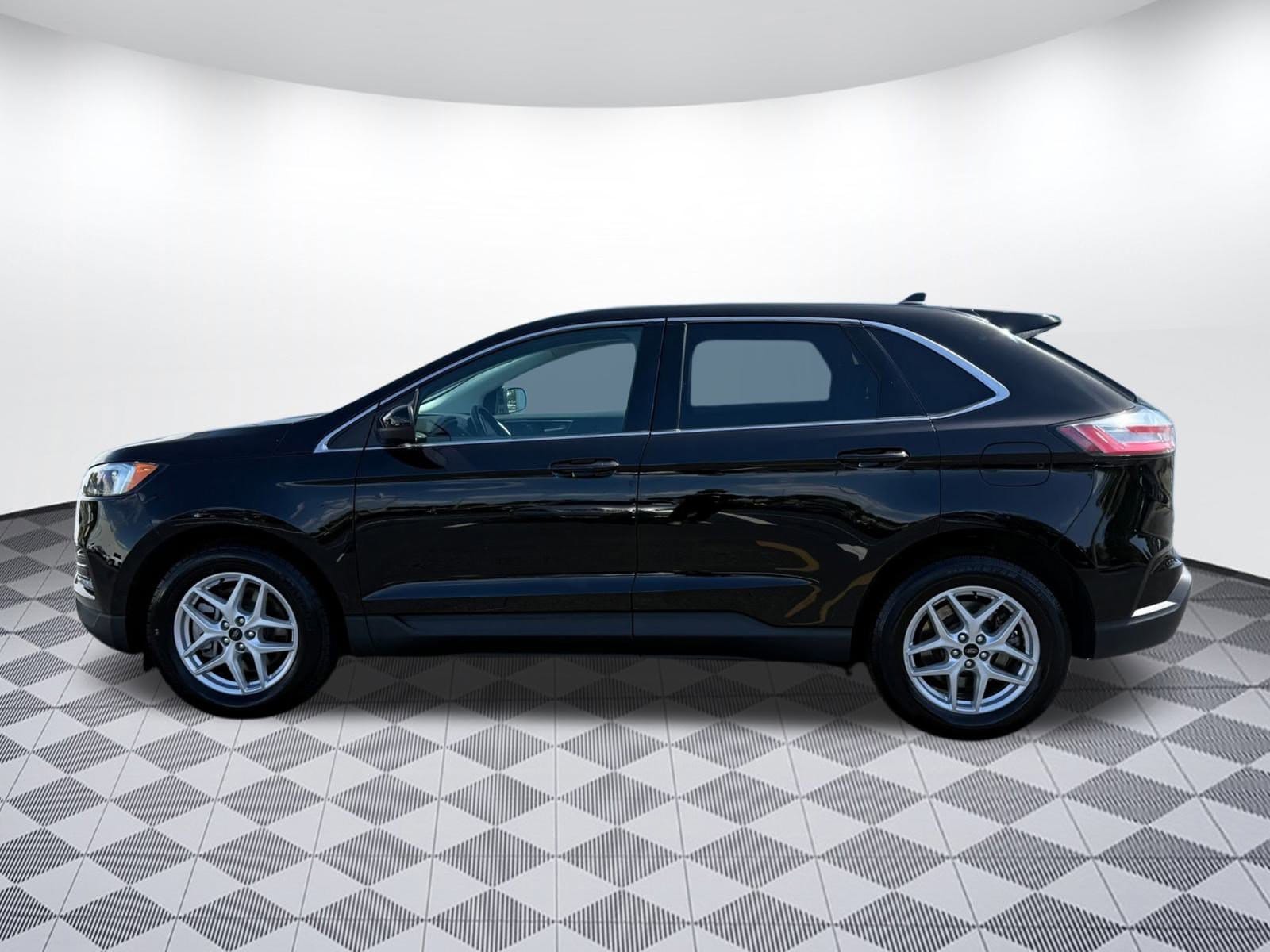 2024 Ford Edge SEL photo 2