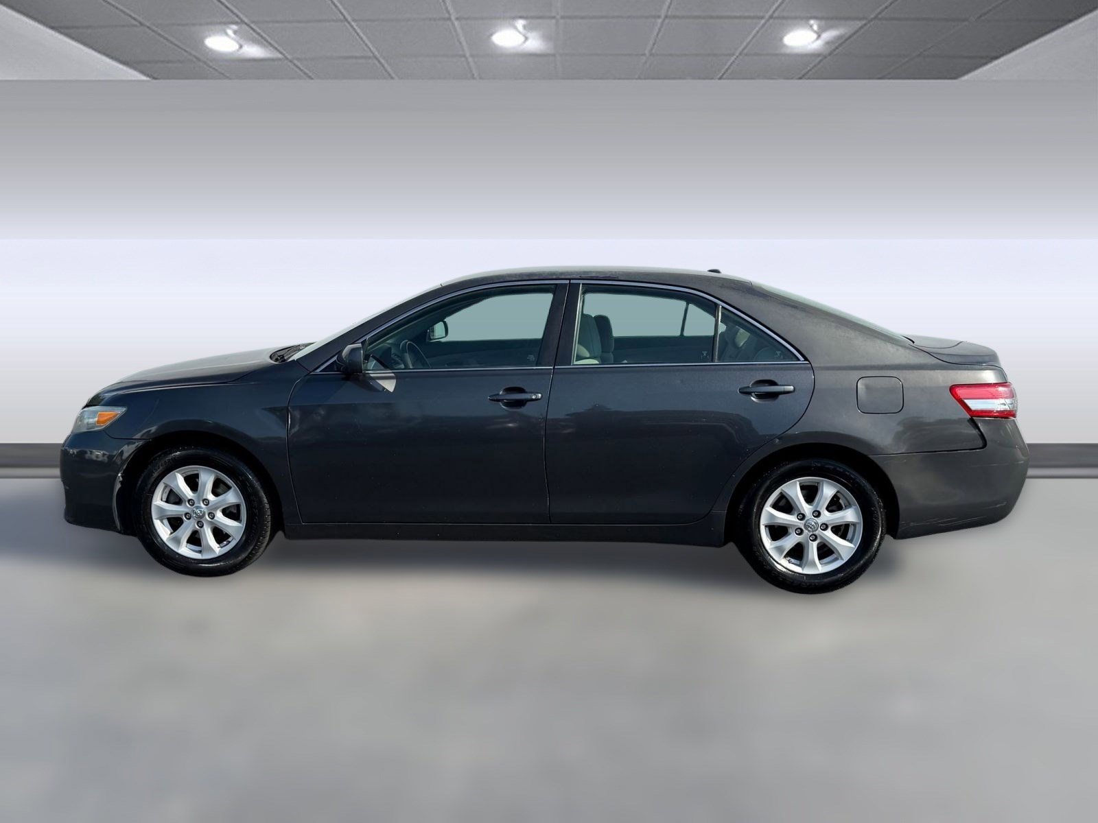 2011 Toyota Camry LE photo 2