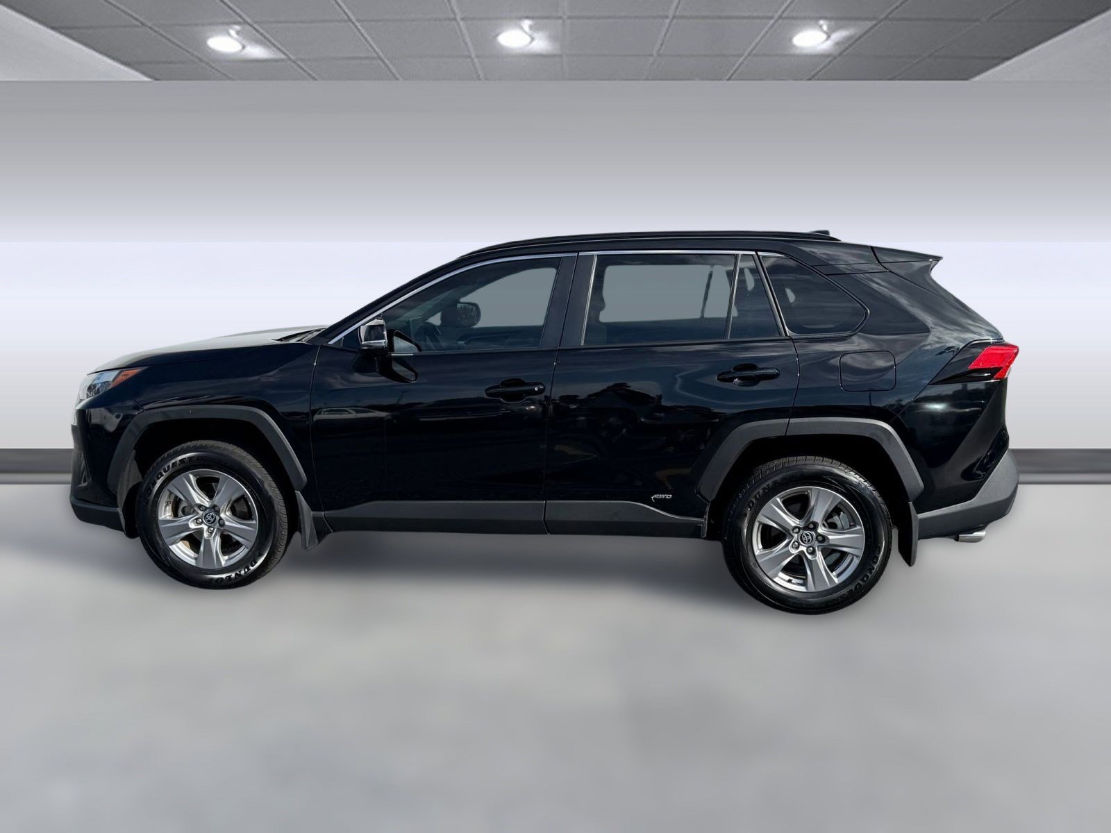 2024 Toyota RAV4 Hybrid XLE photo 2