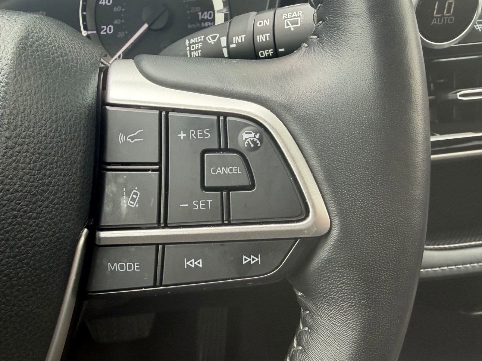 2025 Toyota Highlander LE - Photo 26